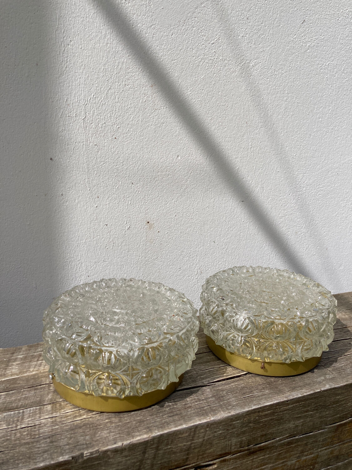 Paire appliques ou plafonniers en verre ciselé transparente et metal doré ronde vintage 1970