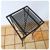 Sellette carrée en métal perforé noir attribuée à Mathieu Matégot