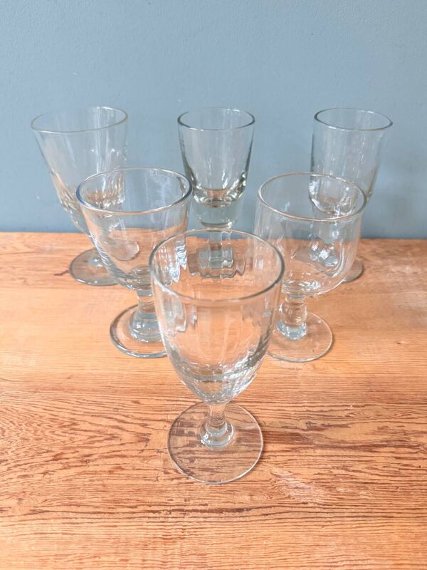Série de 6 verres à pied anciens dépareillés