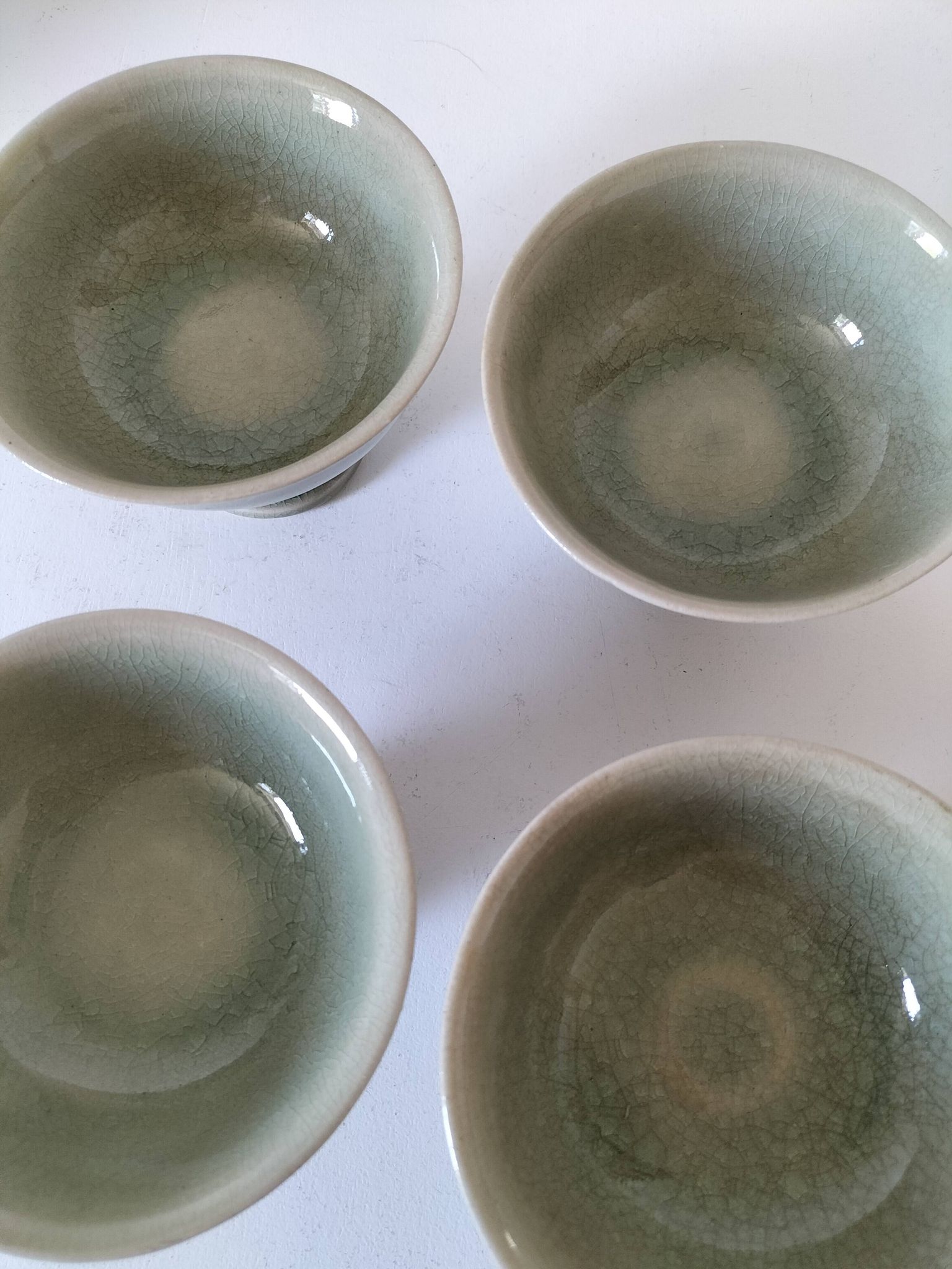 Ensemble 4  coupelles artisanales en céramique – émail céladon & style raku