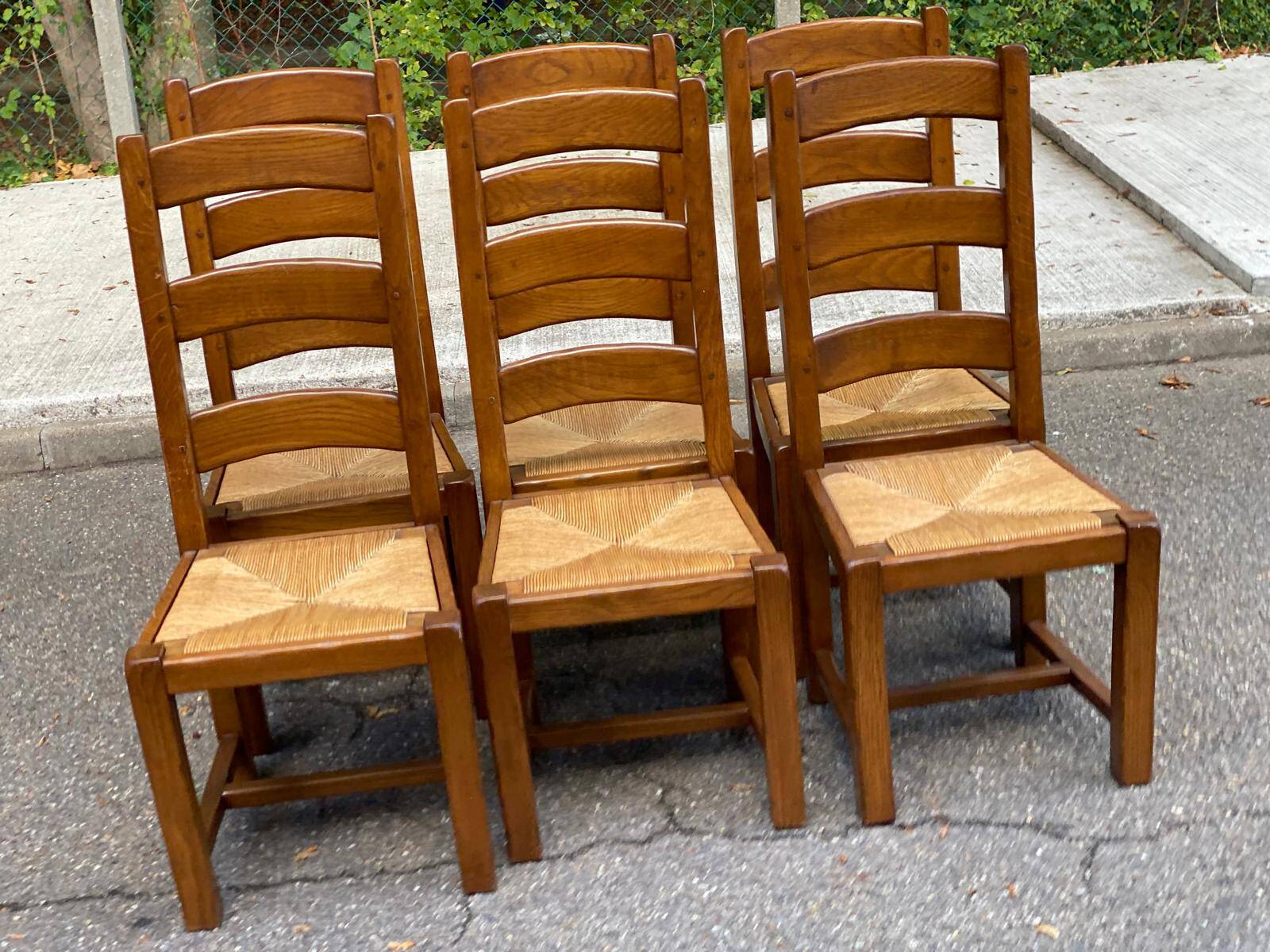 Set of 6 rustic solid oak chairs with straw seats — Very good condition