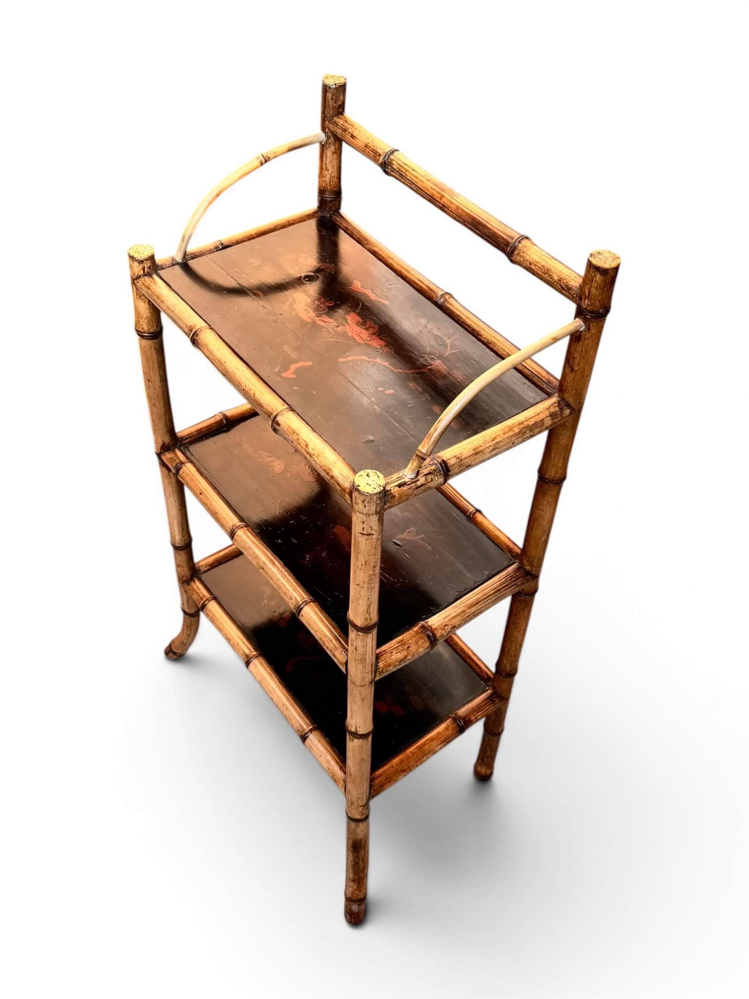 Étagère sur pied en laque du Japon et bambou, époque 1900