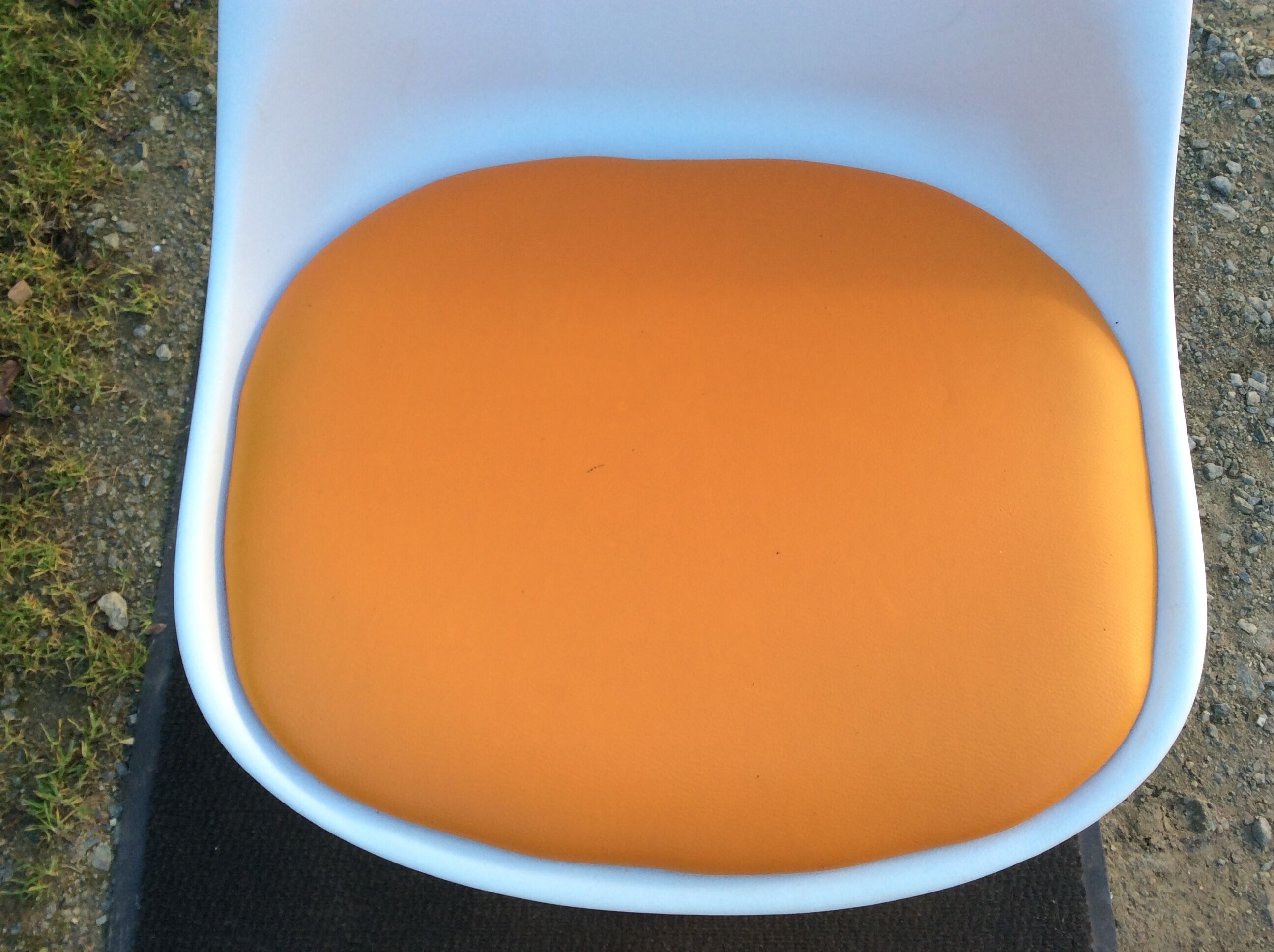 Vintage chair with tulip base in white lacquered metal pvc back and seat in orange Skaï.