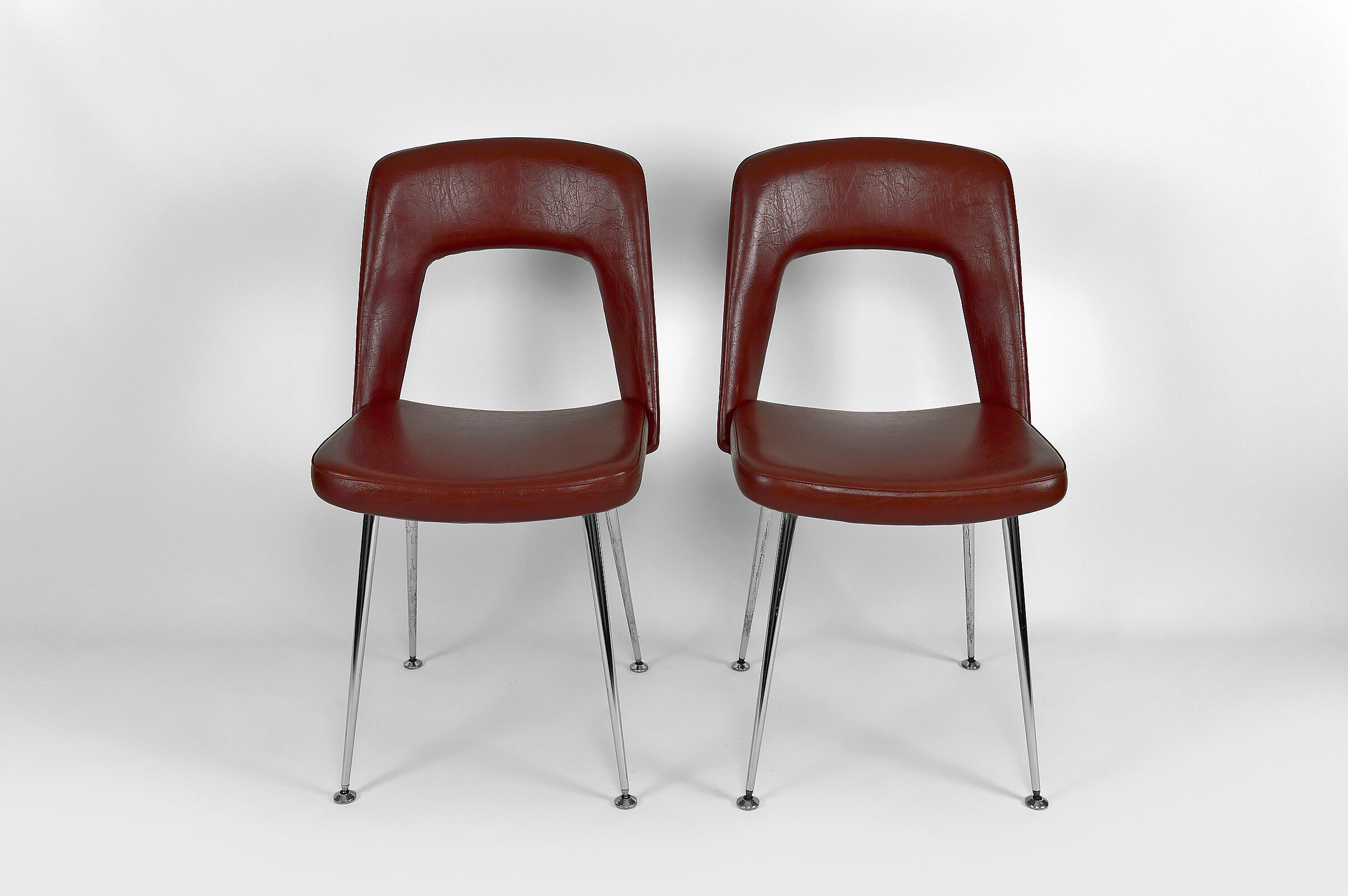 Pair of chairs in chrome and skaï, circa 1960