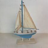 Bateau bleu et blanc