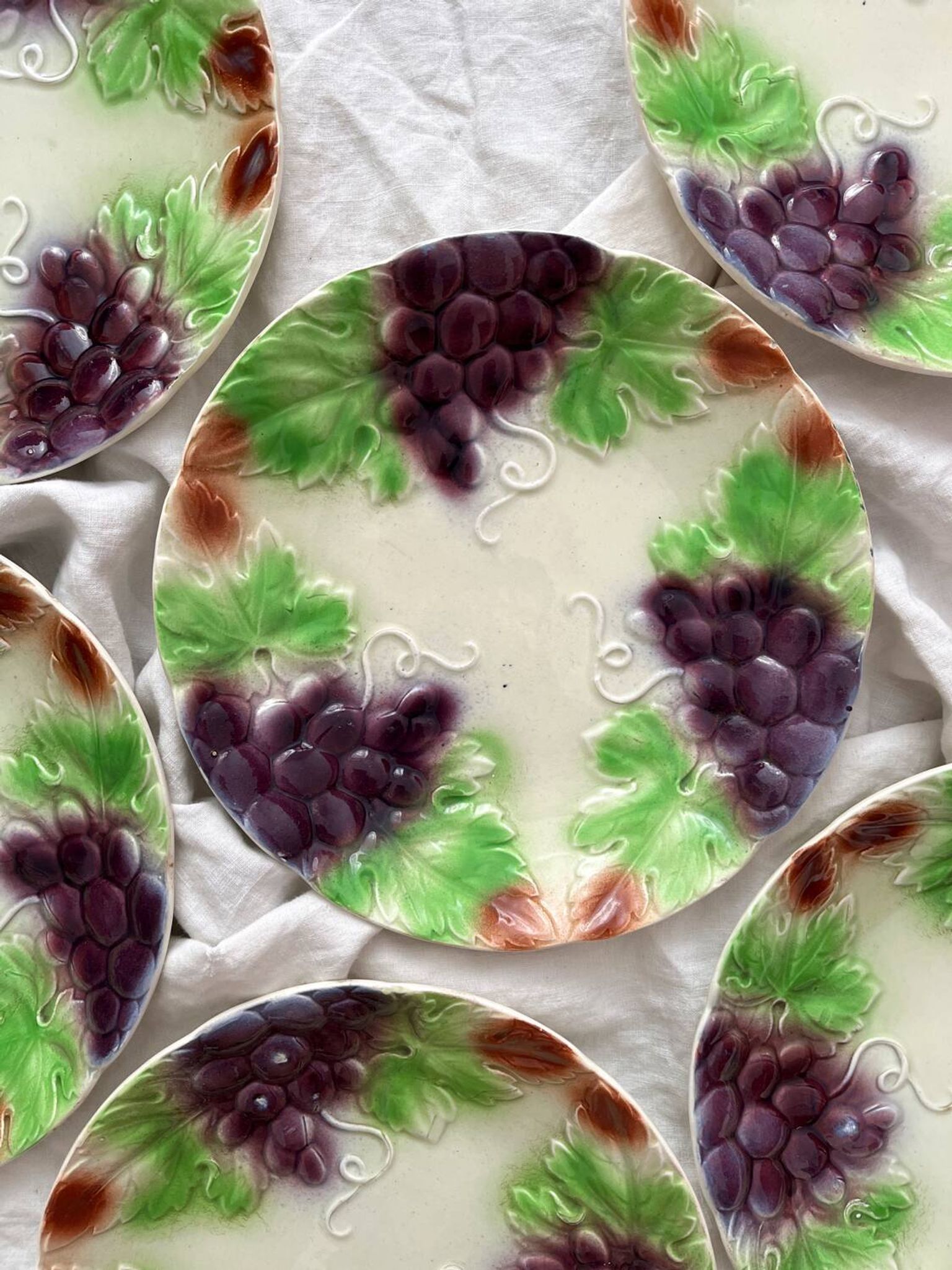 8 assiettes à dessert anciennes faïence en barbotine raisins