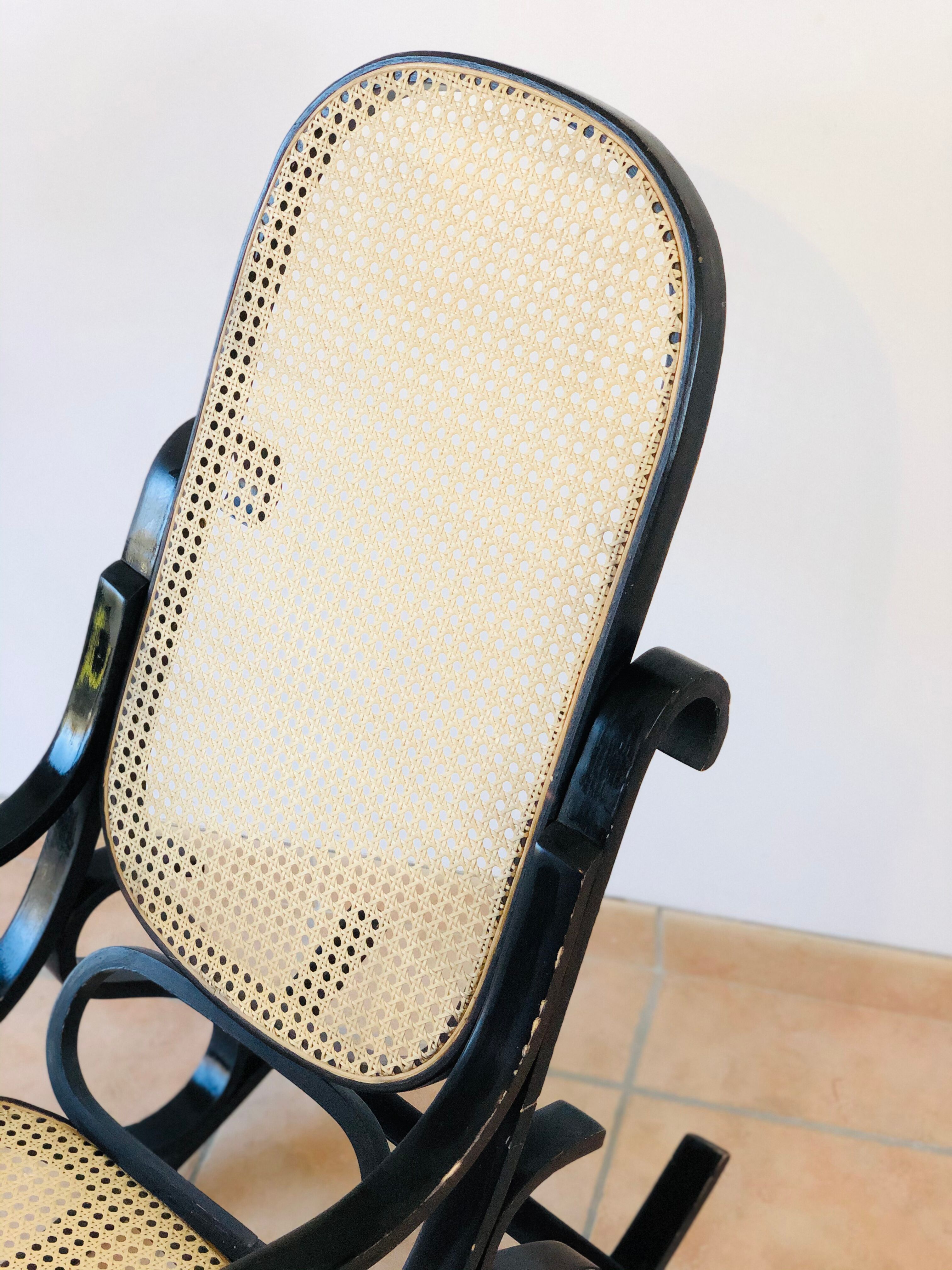 Rocking-chair vintage en bois courbé et cannage 1960
