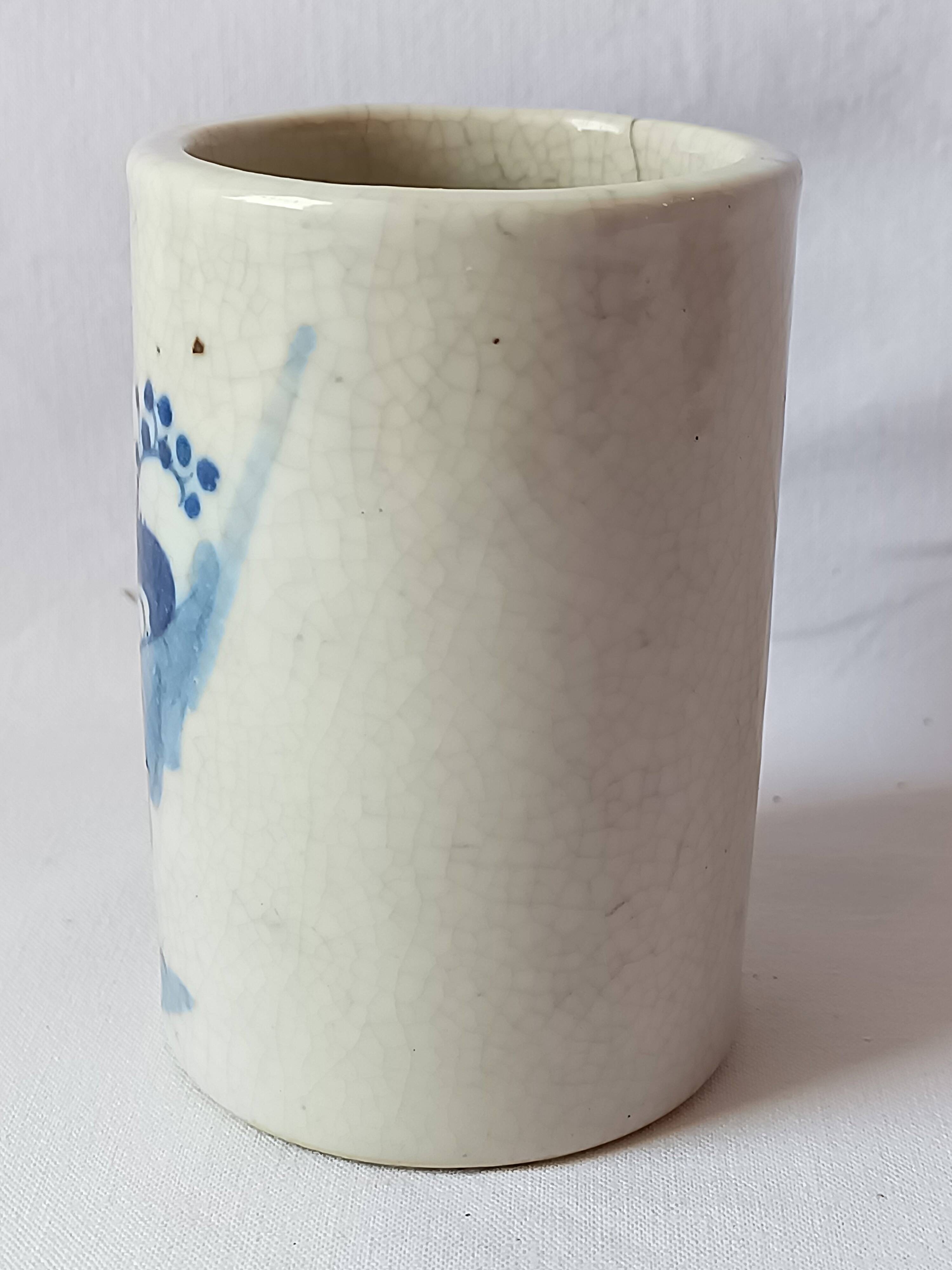 Antique cylindrical Bitong vase, cracked blue and white ceramic, China, late 19th century.