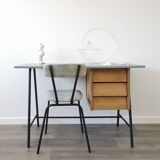 Bureau moderniste et sa chaise