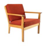 Easy chair in oak red wool fabric designed by Hans J. Wegner and manufactured by Getama in the 1960s