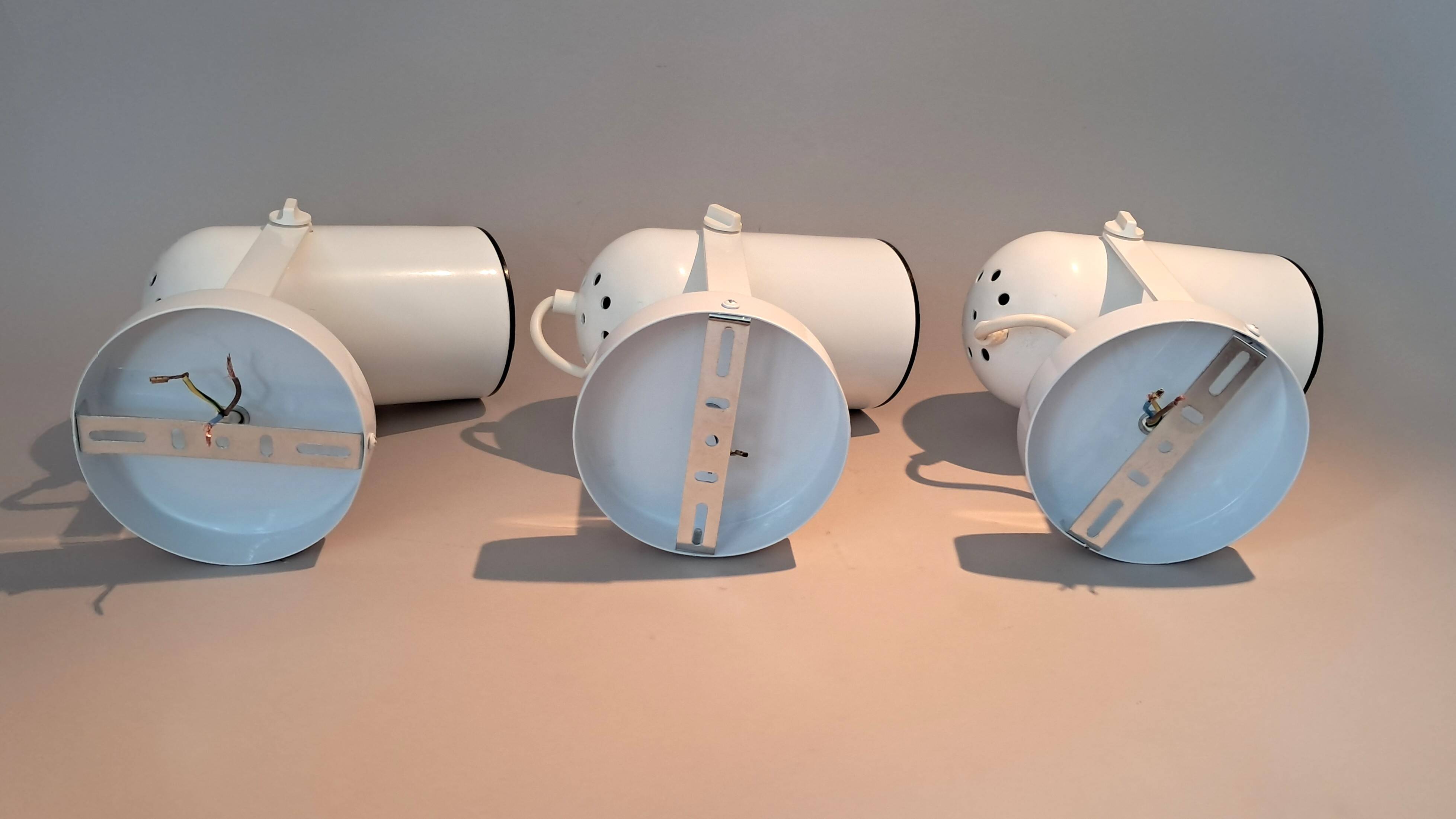 3 white lacquered metal wall lights from the 1970s.