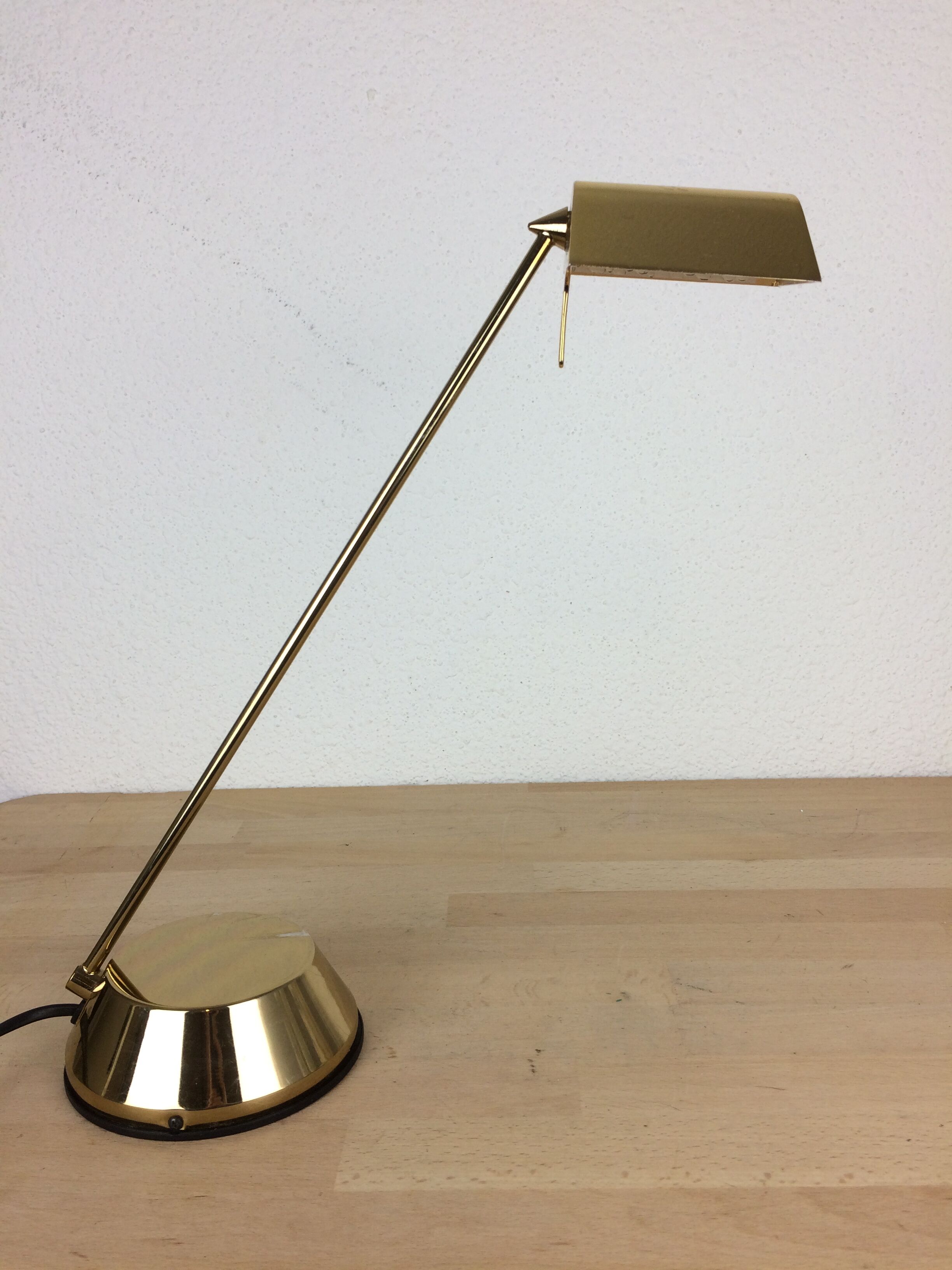 Fase gold metal desk lamp