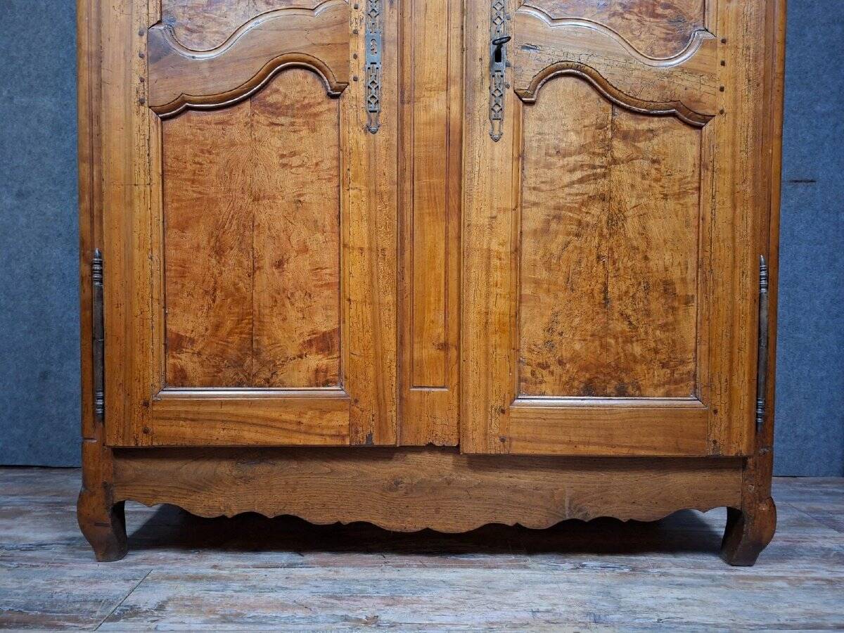 Louis XV wardrobe in solid walnut, 18th century.