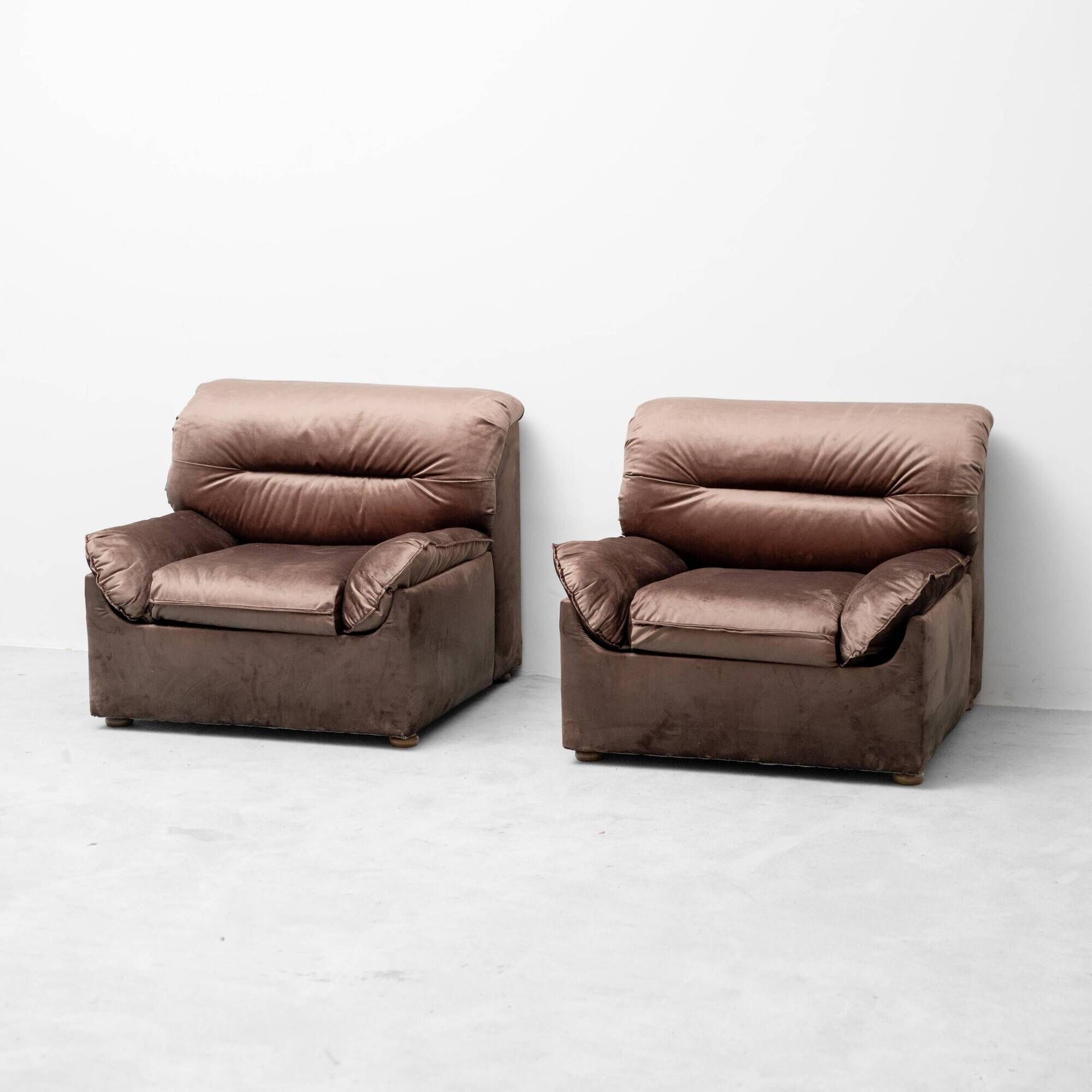 Pair of vintage lounge armchairs in brown velvet – 1970s