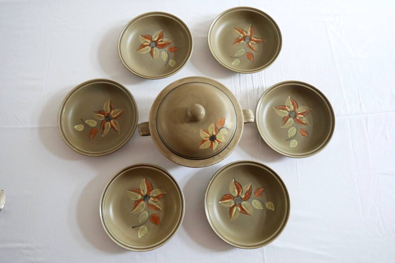 Lot 6 soup plates with soup tureens / Revernay art workshops service