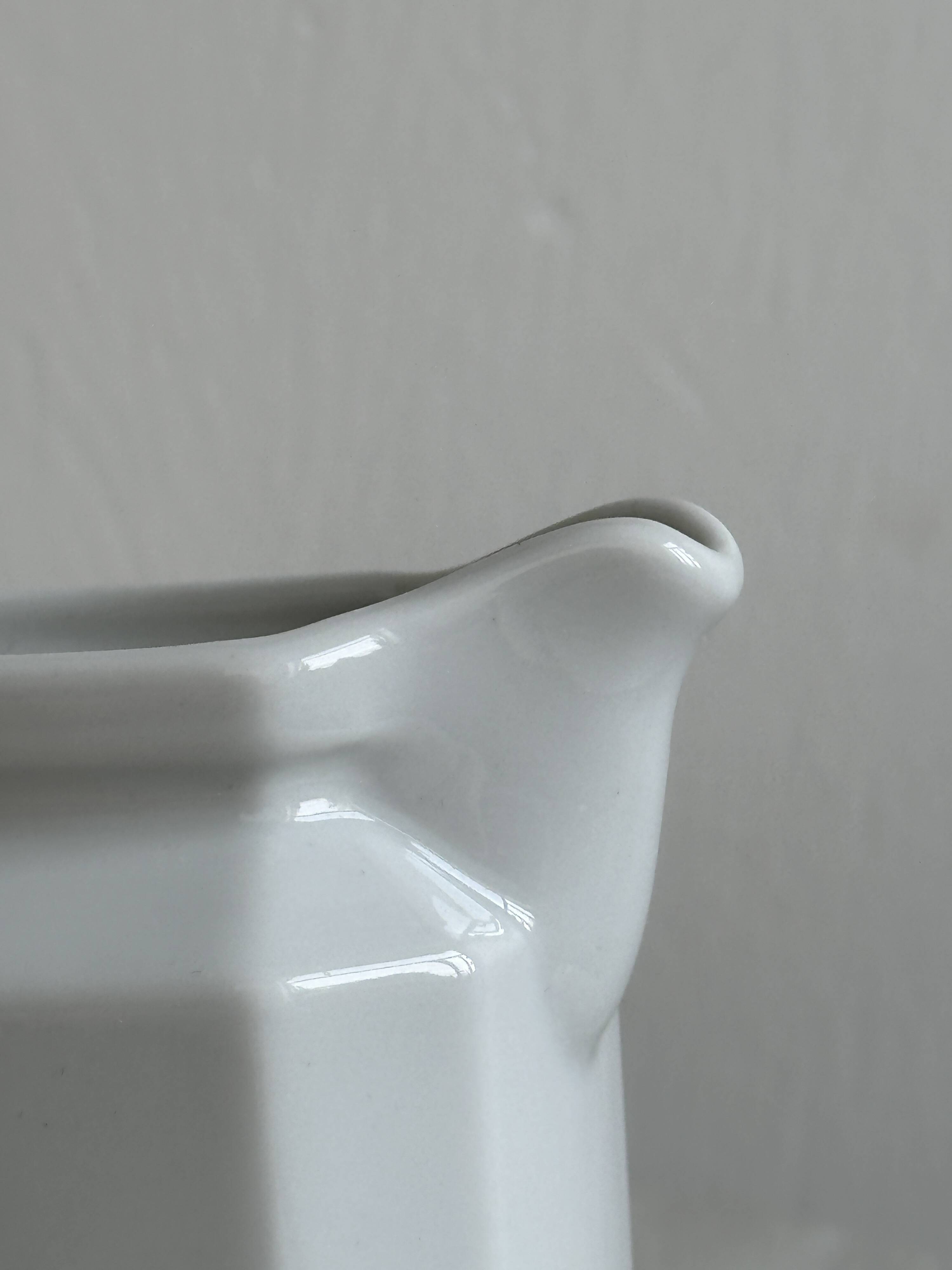 Pot à lait en porcelaine.