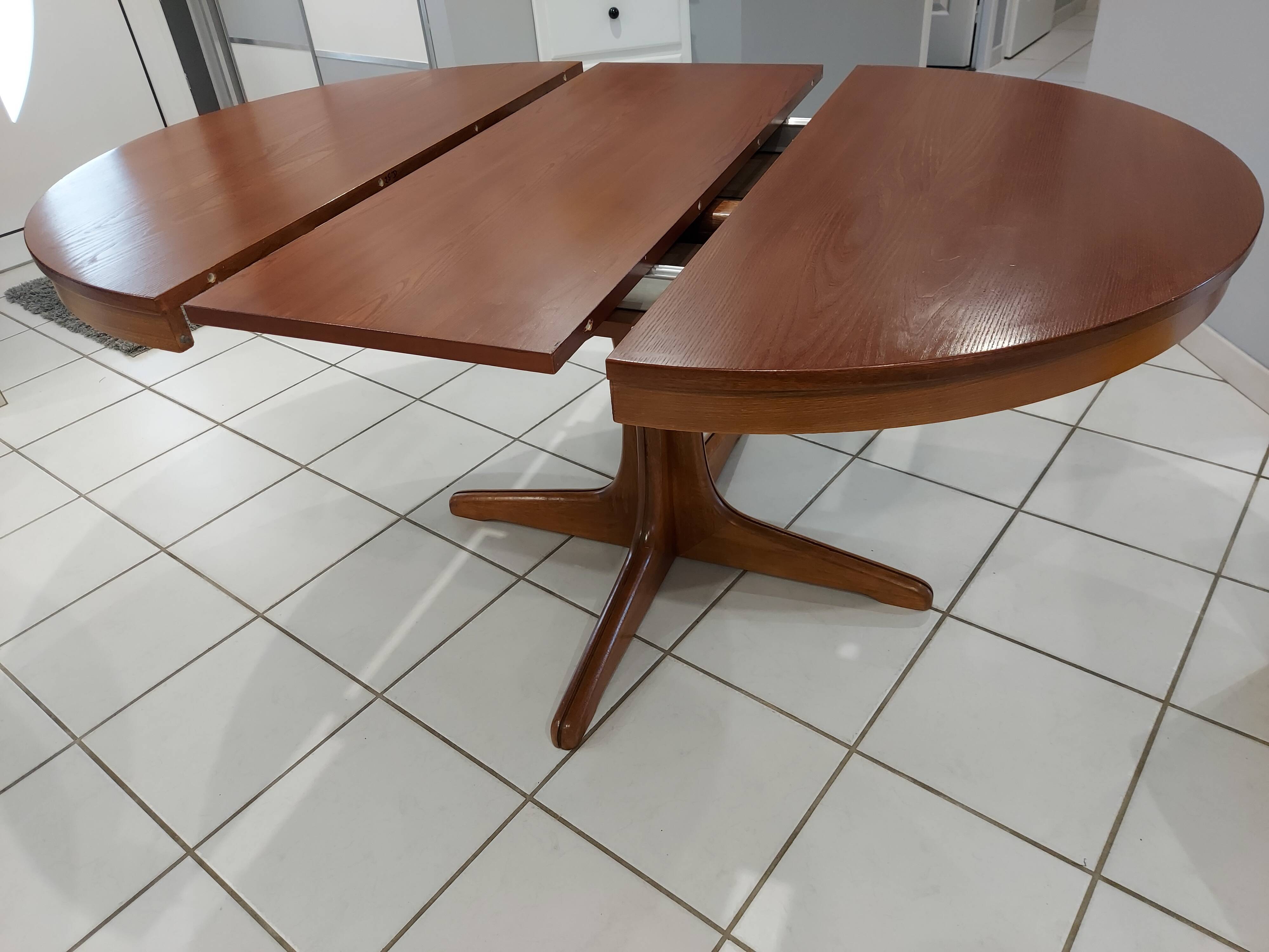 Baumann extendable dining table