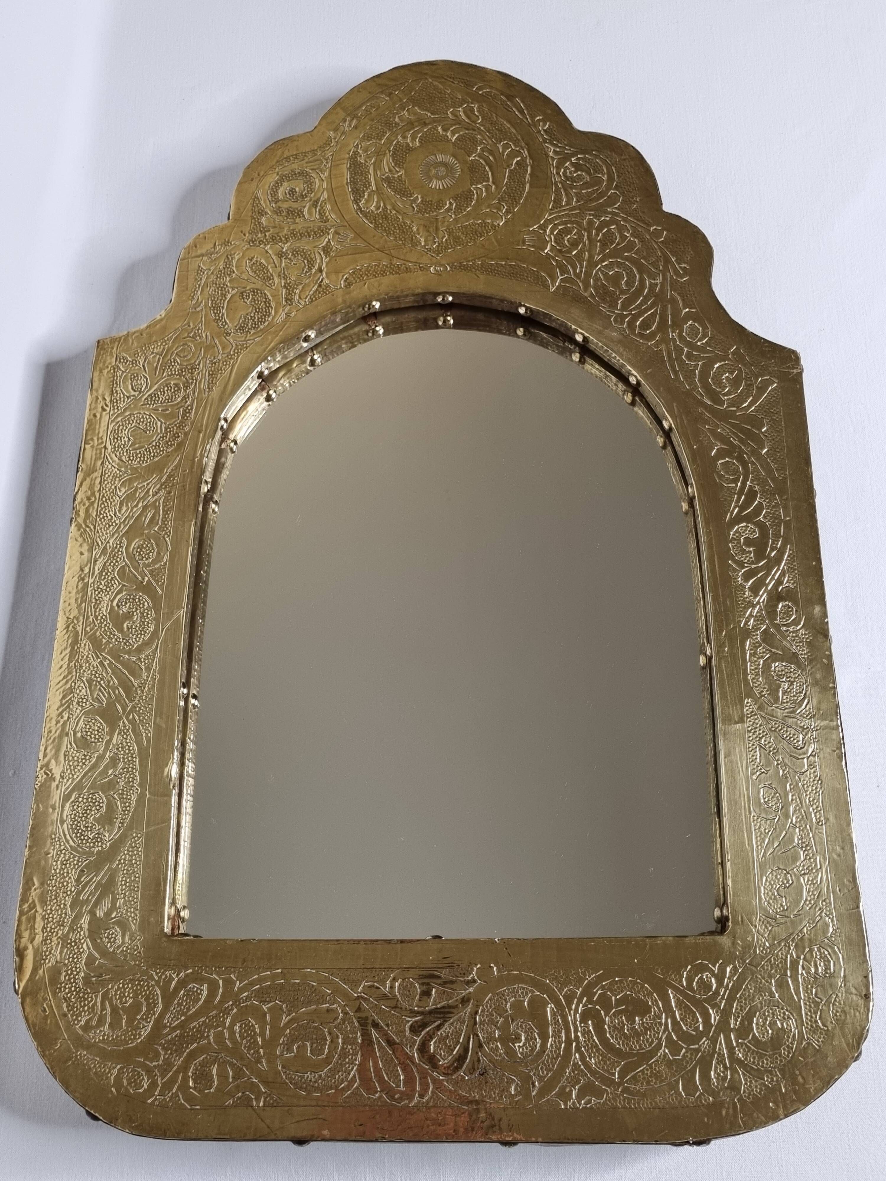 Oriental mirror in wood and hammered brass in the shape of an arch, plant decor, 52 cm