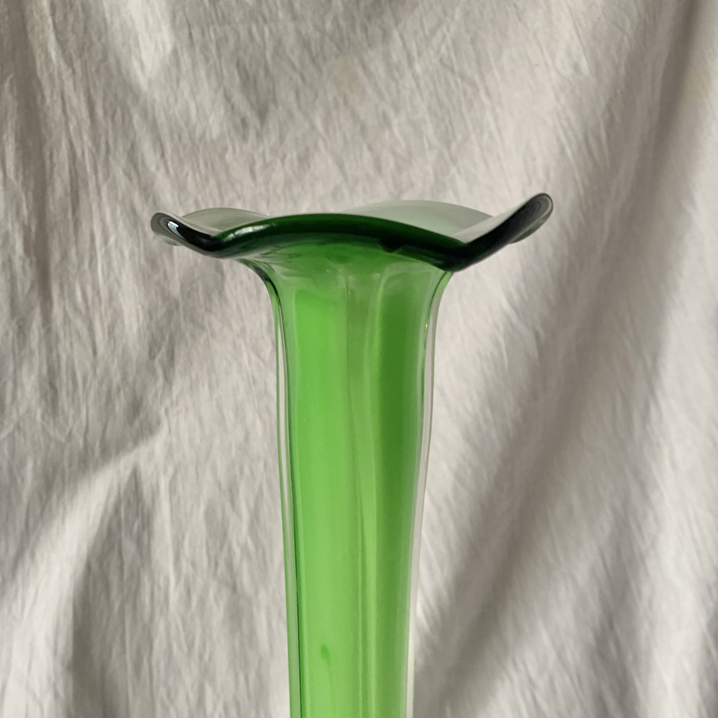 Vase soliflore vintage en verre soufflé vert - 43 cm