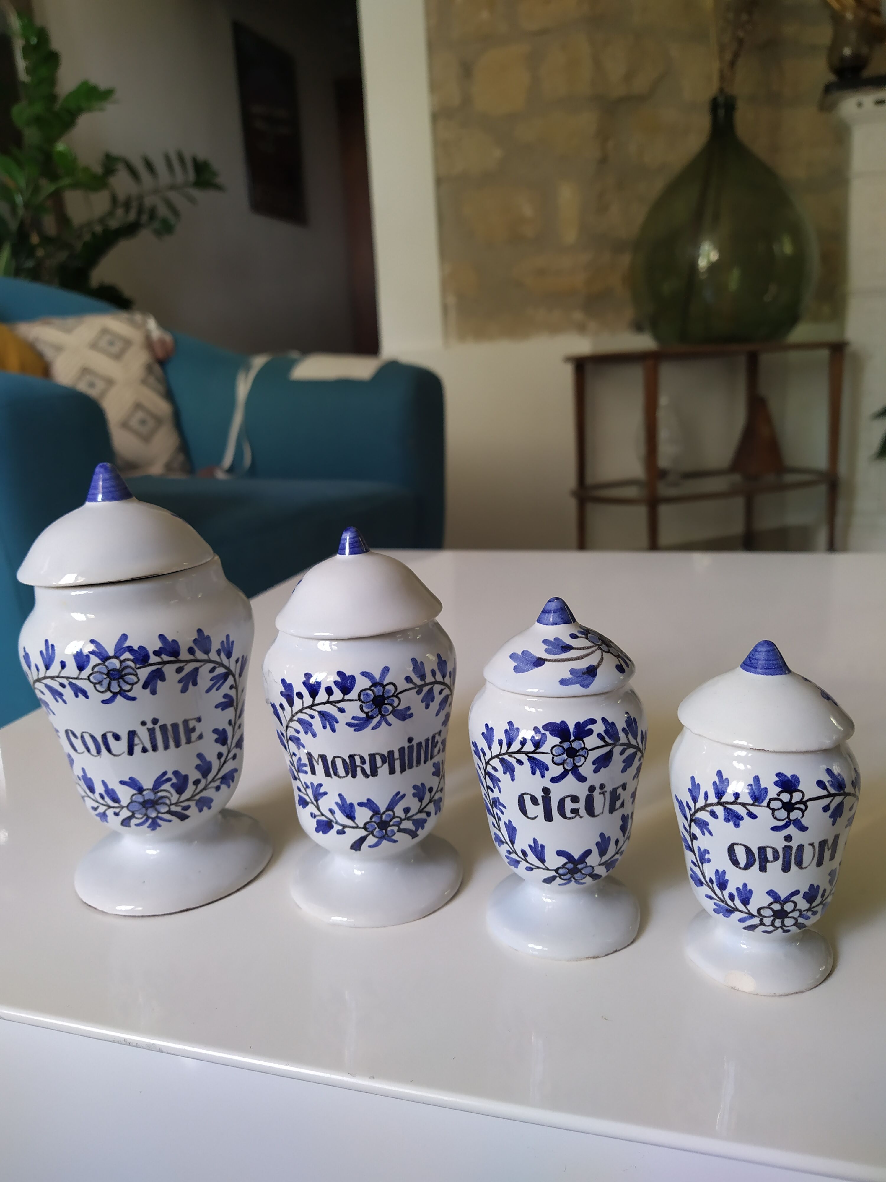 Batch of Delft aphoticaria pots