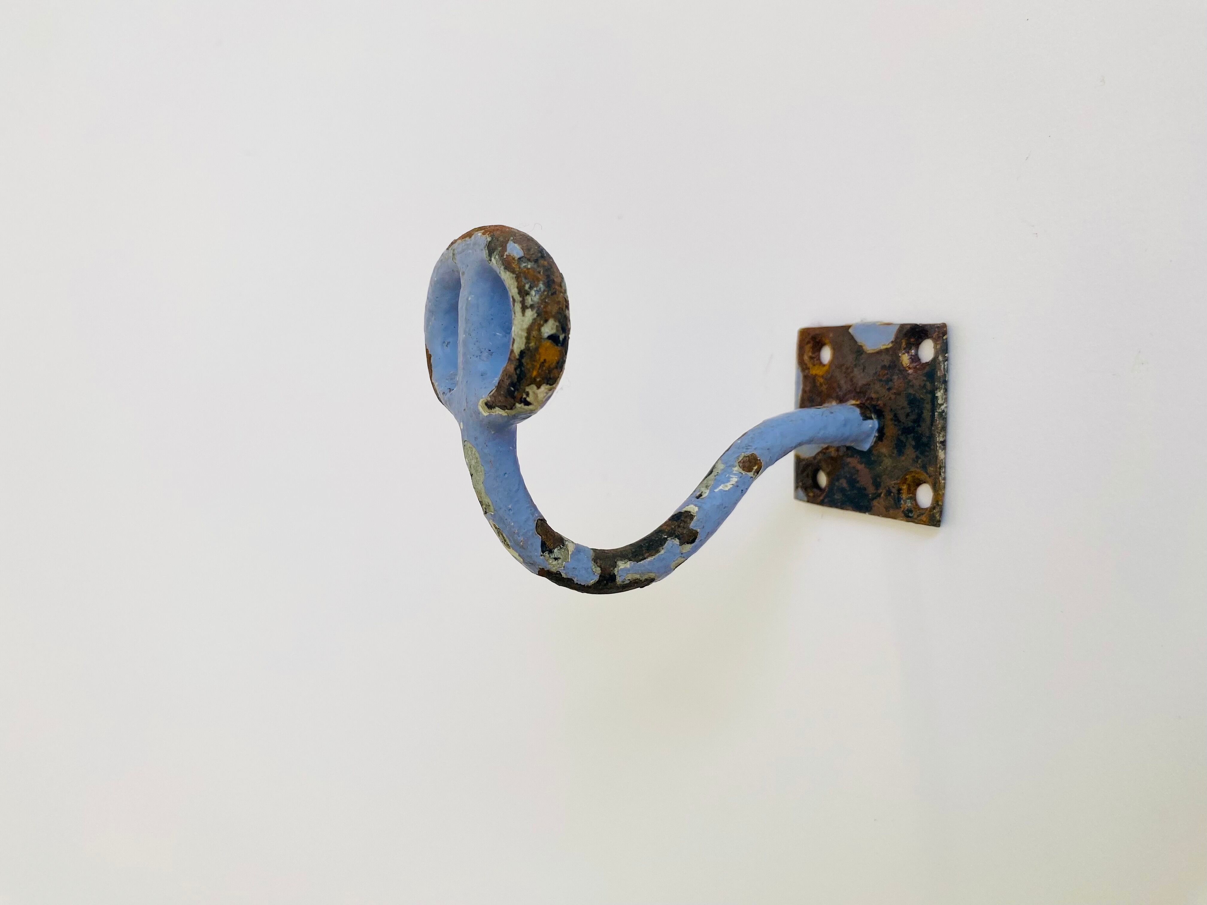 Enamelled cast iron hook