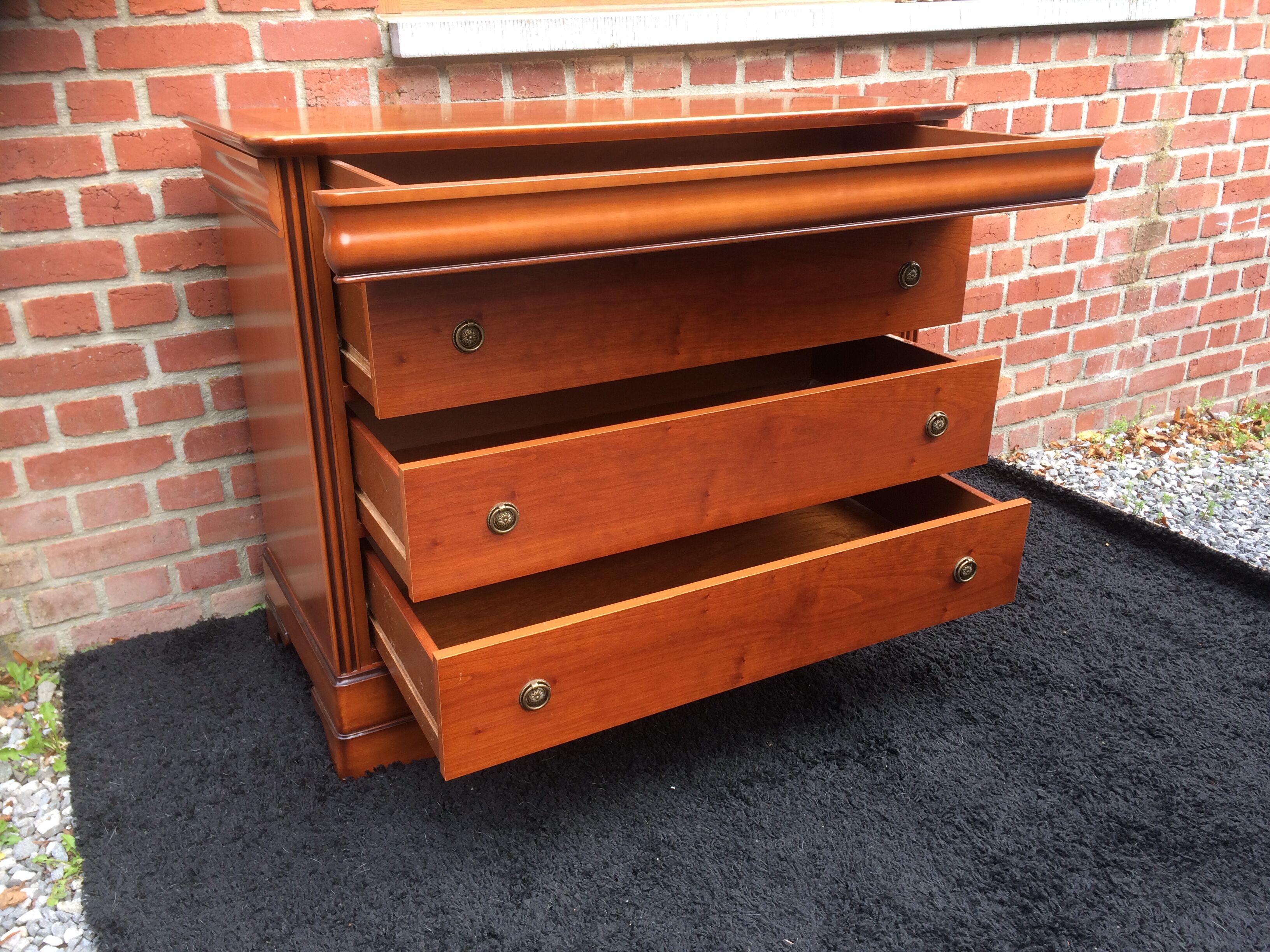 Commode à tiroir secret