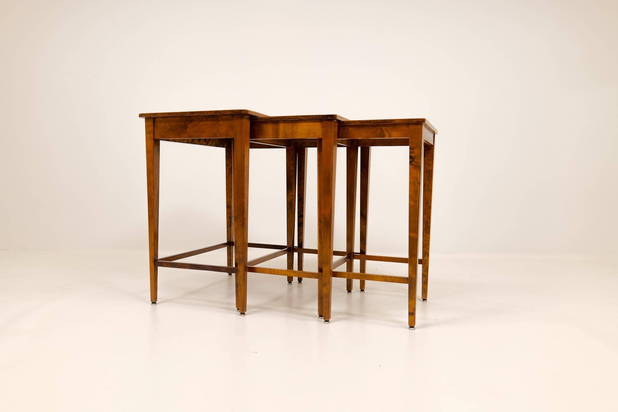 Tables gigognes Art déco en acajou et bouleau teinté, NK Suède, années 1940