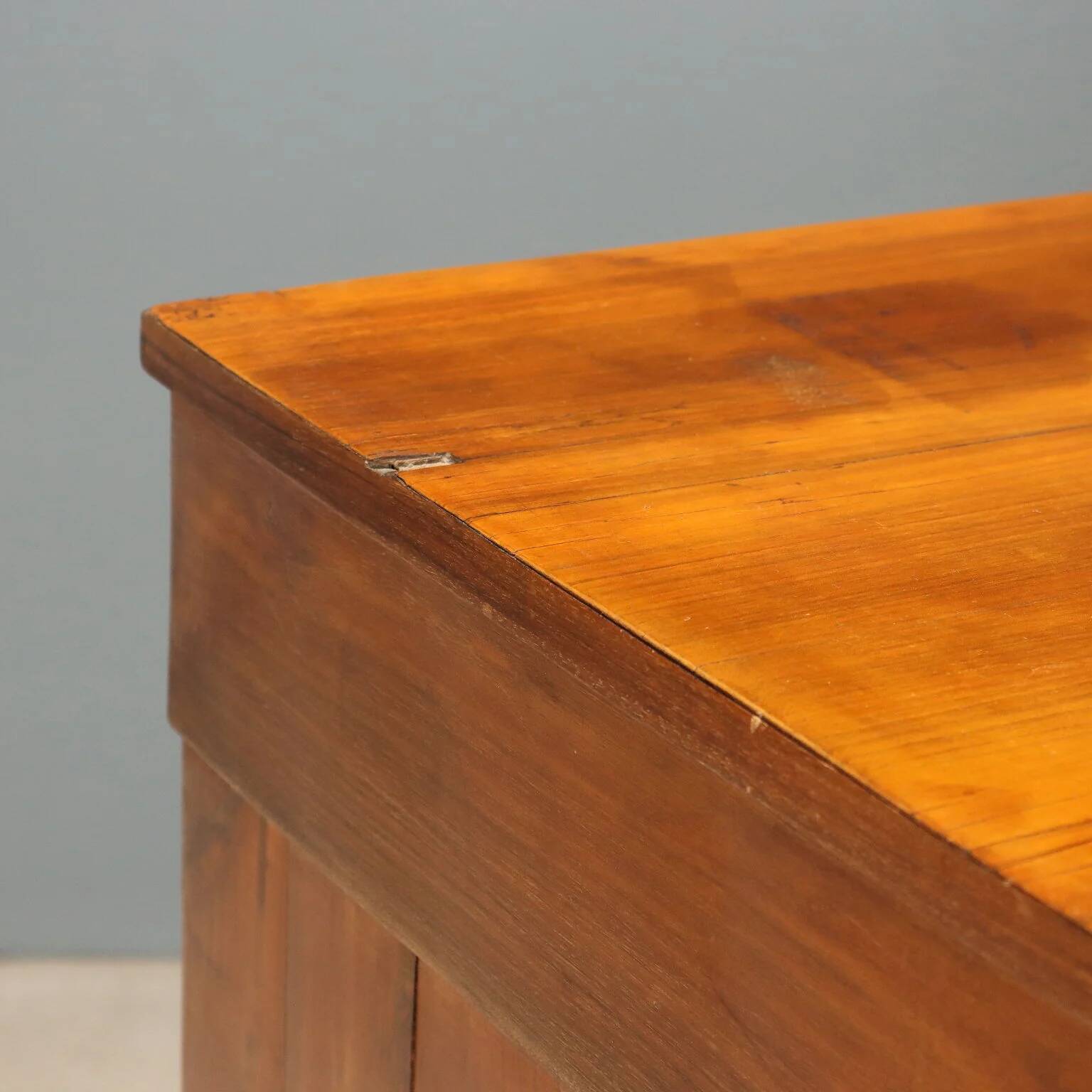 Directoire commode in walnut - Italy early 19th century