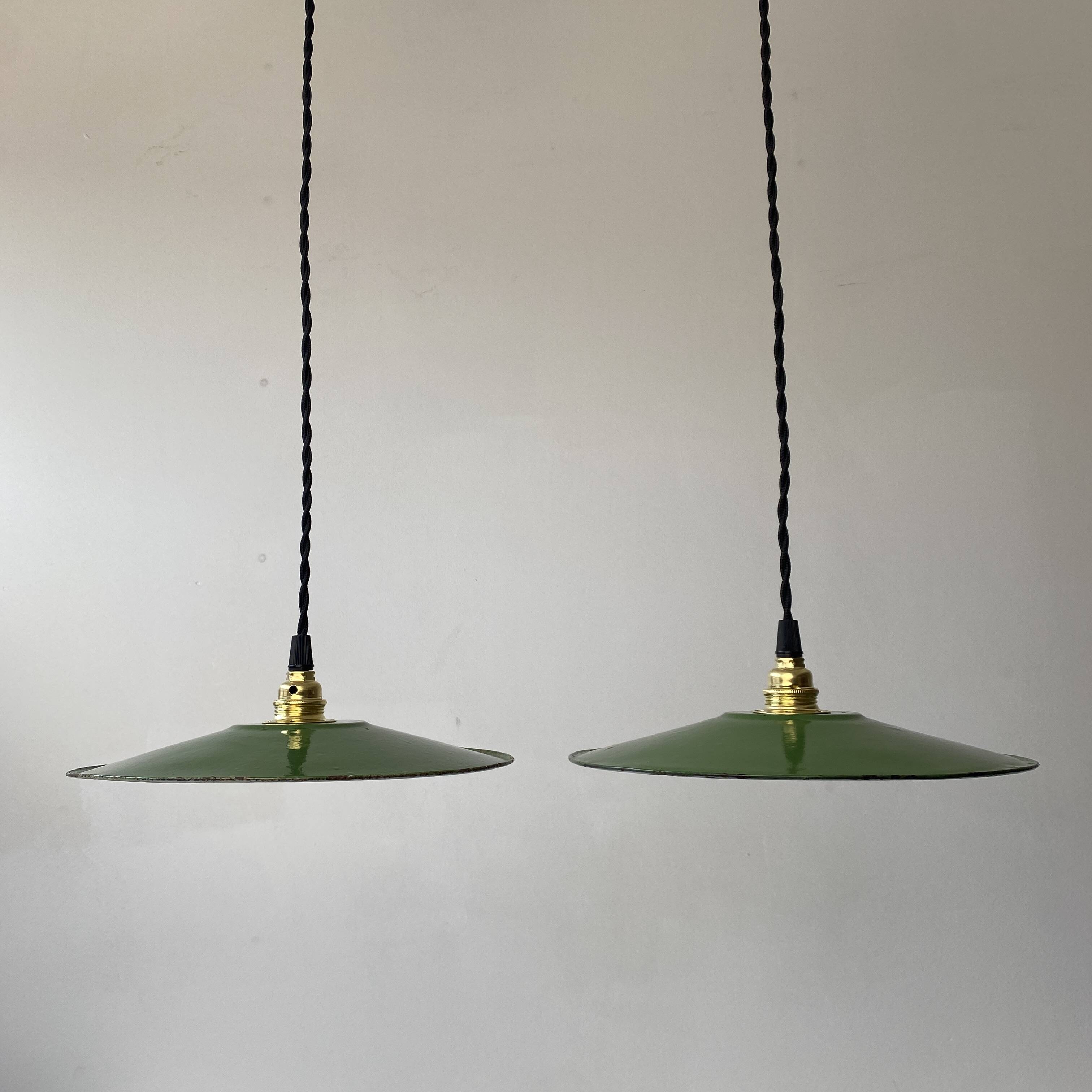 Ancienne paire suspensions industrielles emaillees vertes 24 cm
