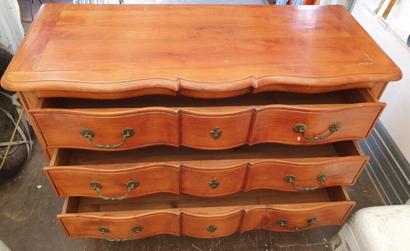 Crossbow chest of drawers with caramel patina