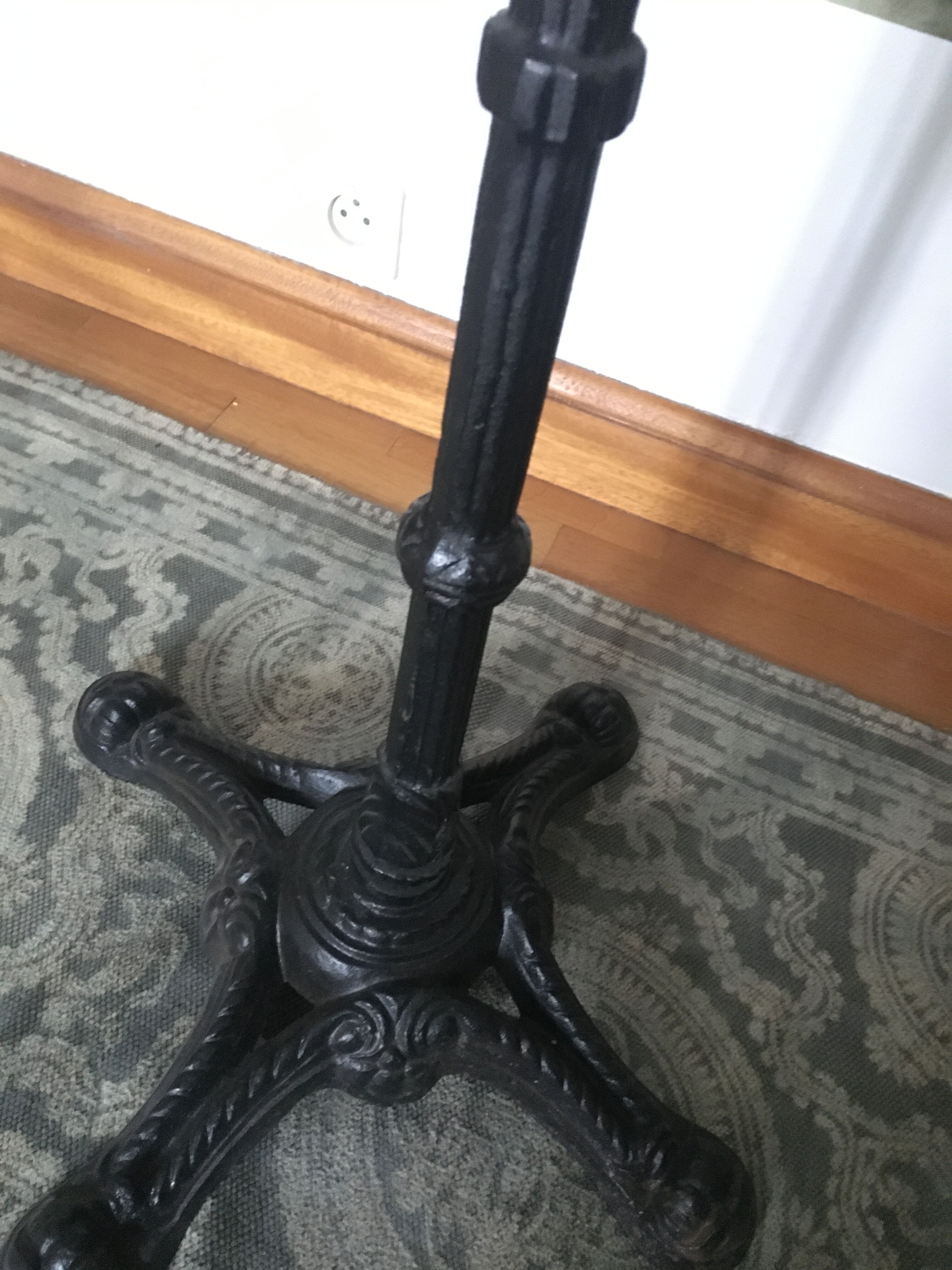 Bistro table in white marble and cast iron