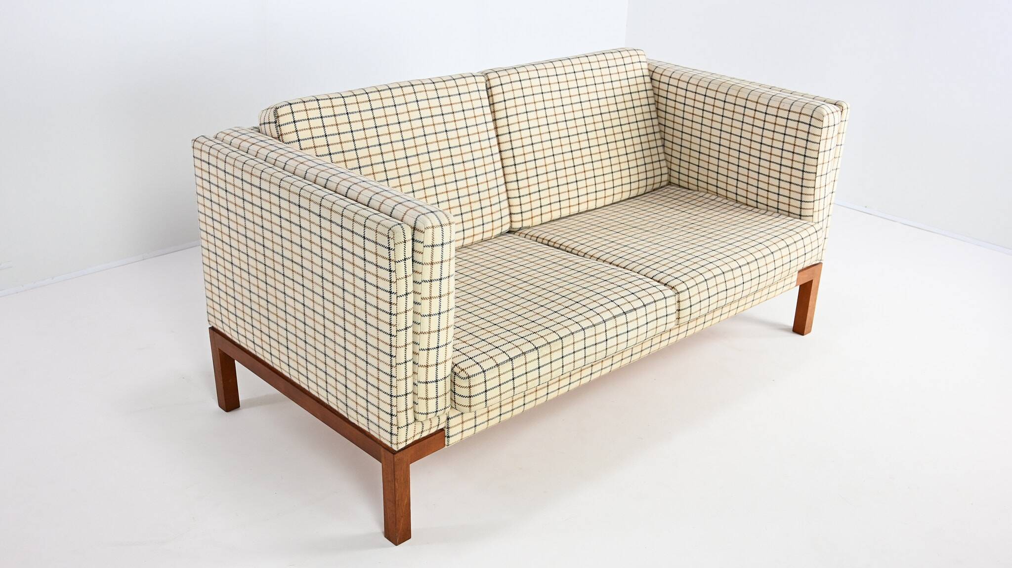 Canapé Vintage, En Laine Et Teck. Danemark, C.1960