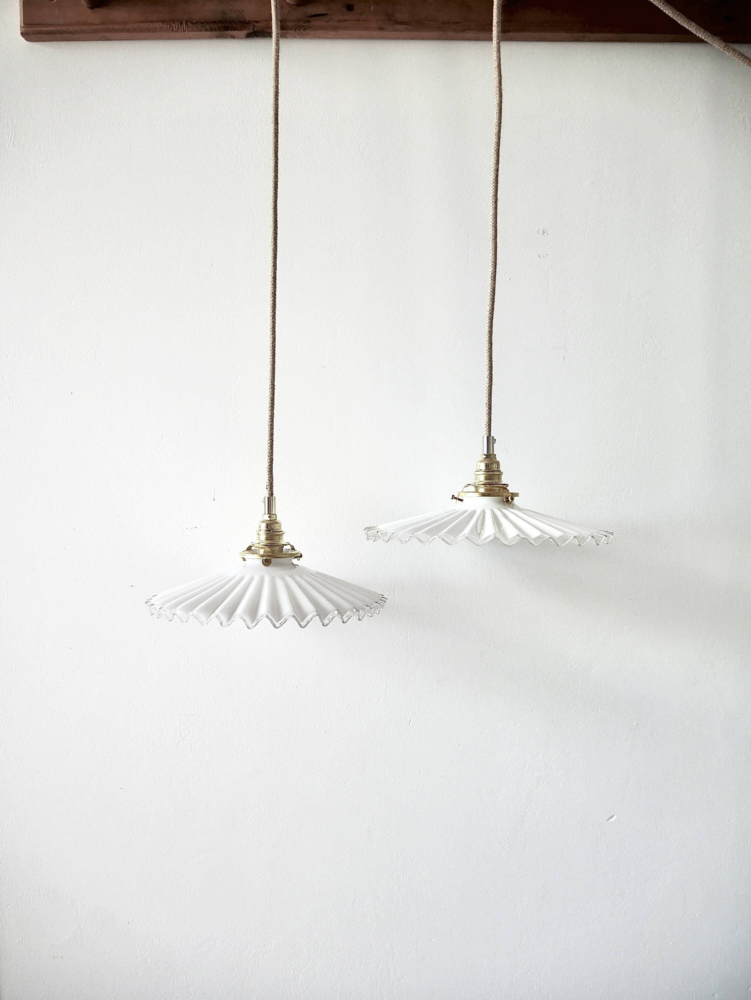 Suspension en opaline dentelée