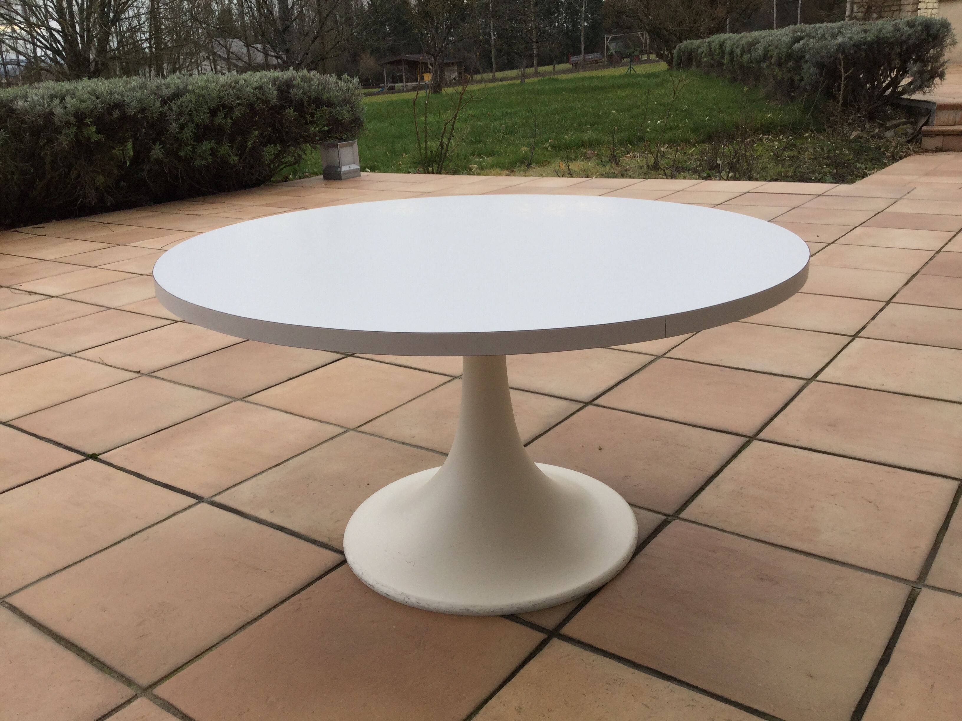 Round coffee table