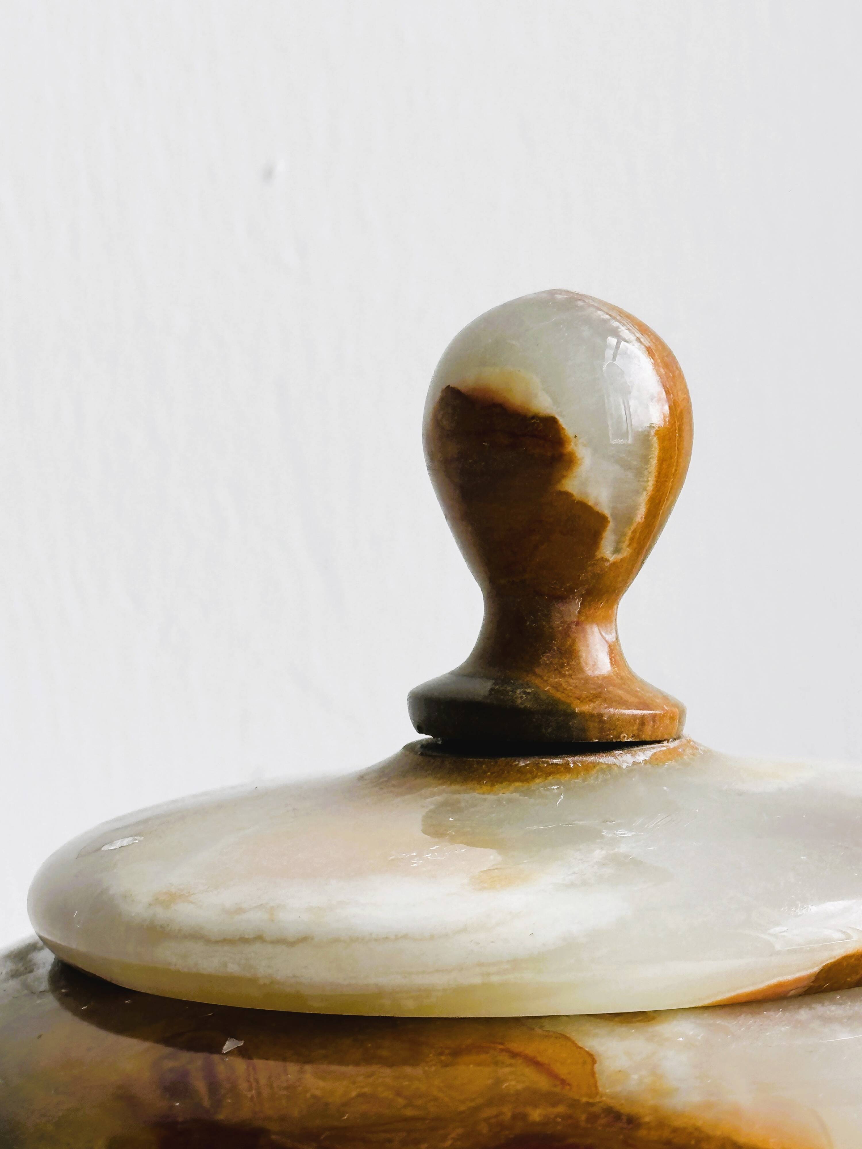 Marbled onyx box with lid - empty pocket bowl on marble base.