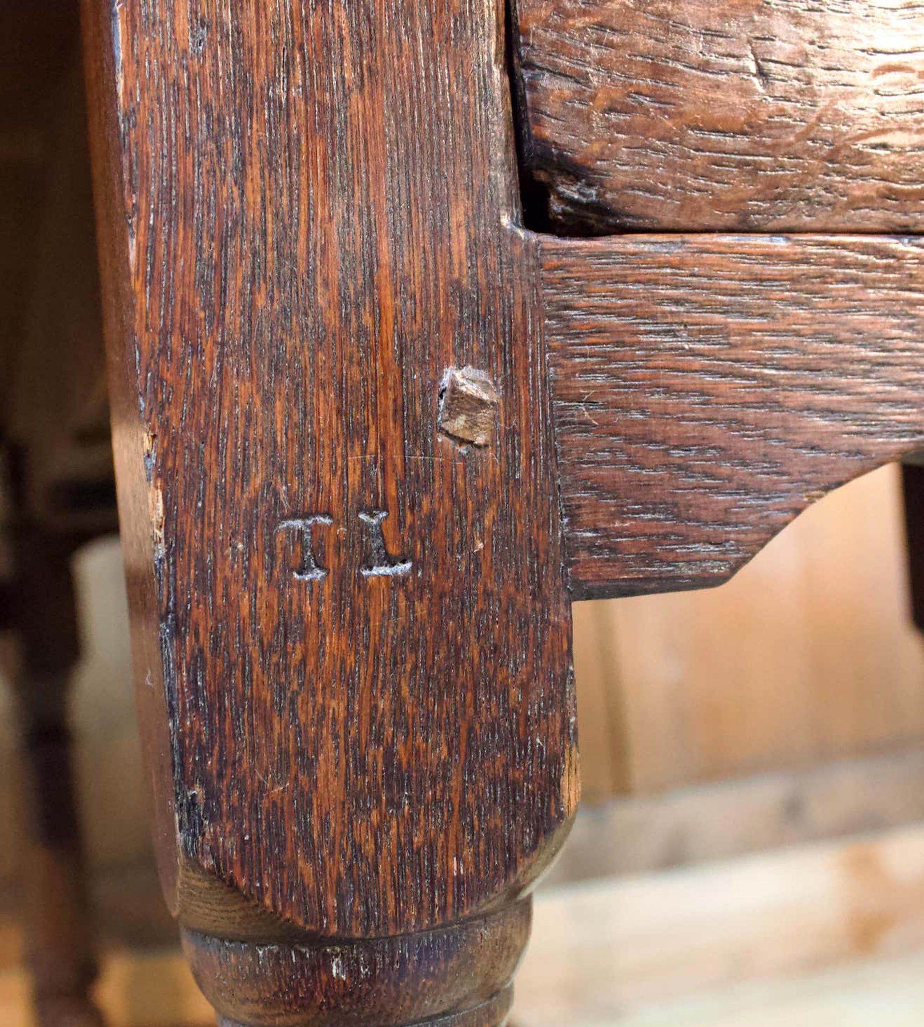 Folding round table in 18th century oak wood