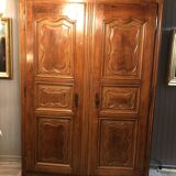Armoire de Maringues en Merisier – Une Pièce Unique Chargée d'Histoire