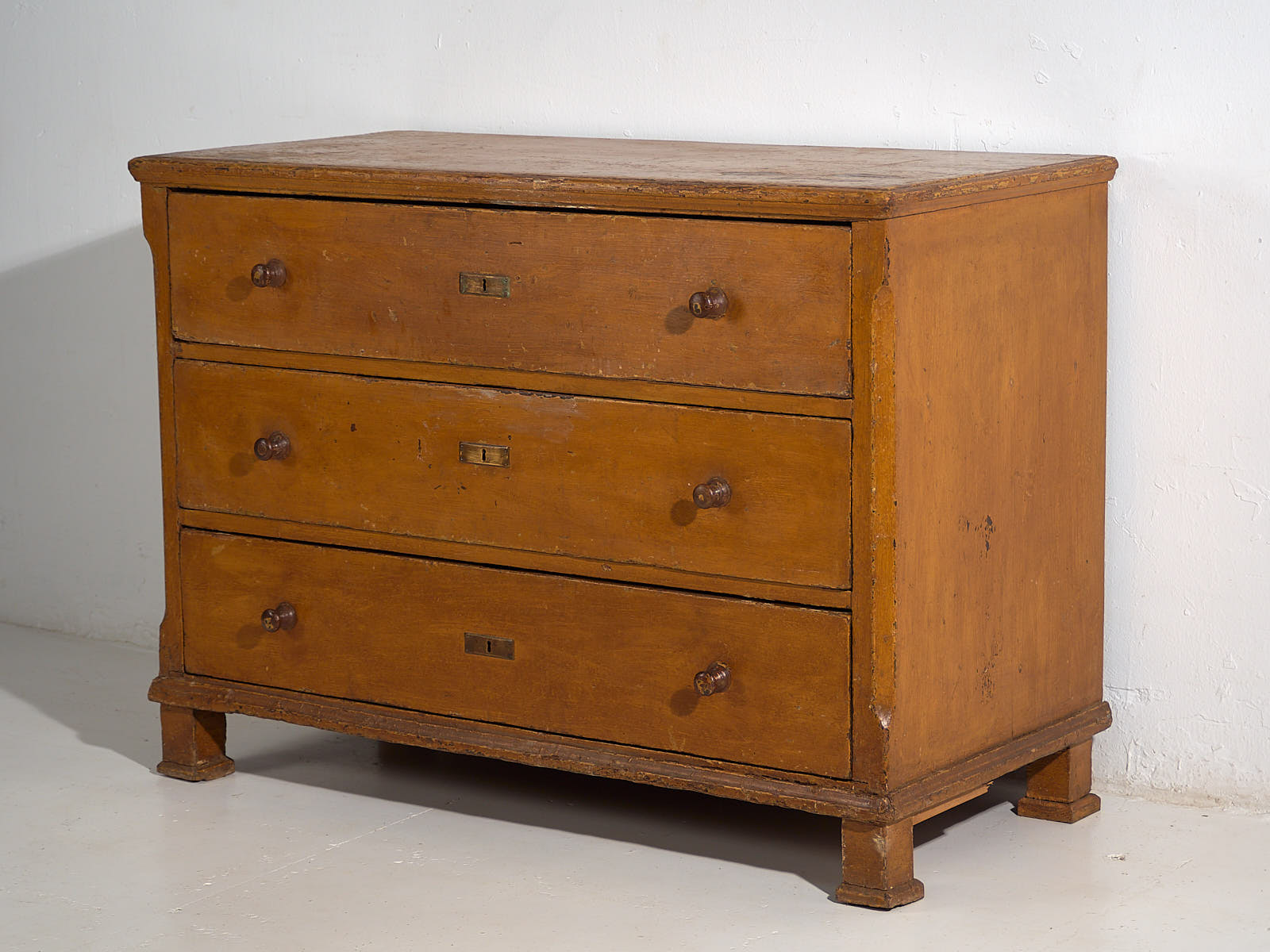 Commode ancienne à trois tiroirs (vers 1920)