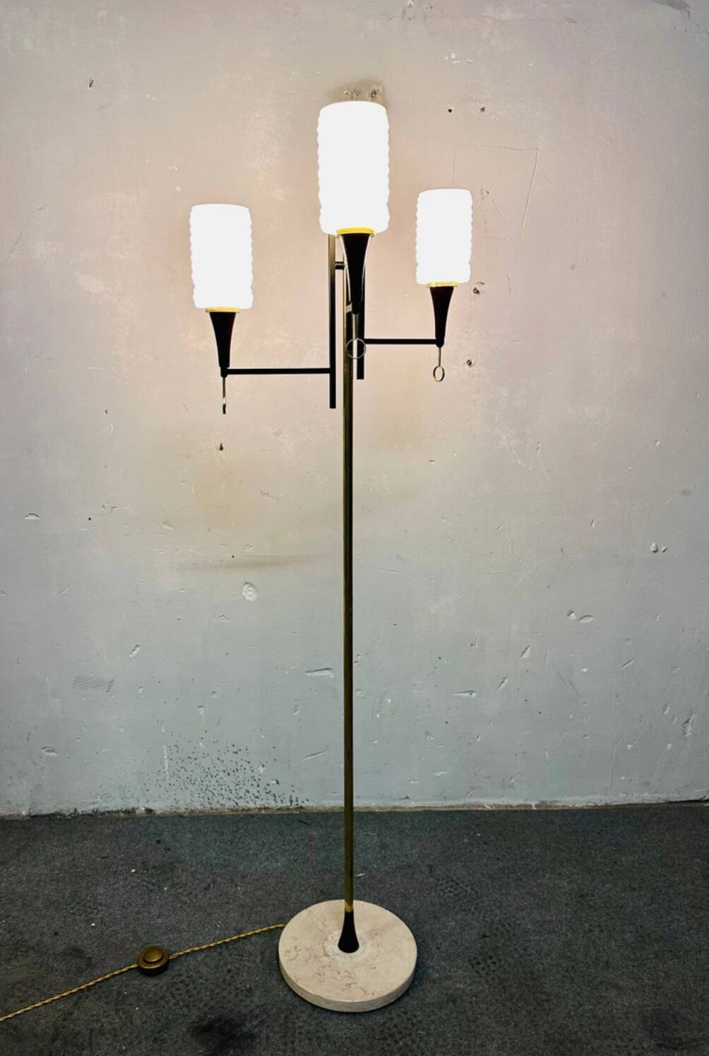 Lampada da terra vintage in vetro opalino, anni '60