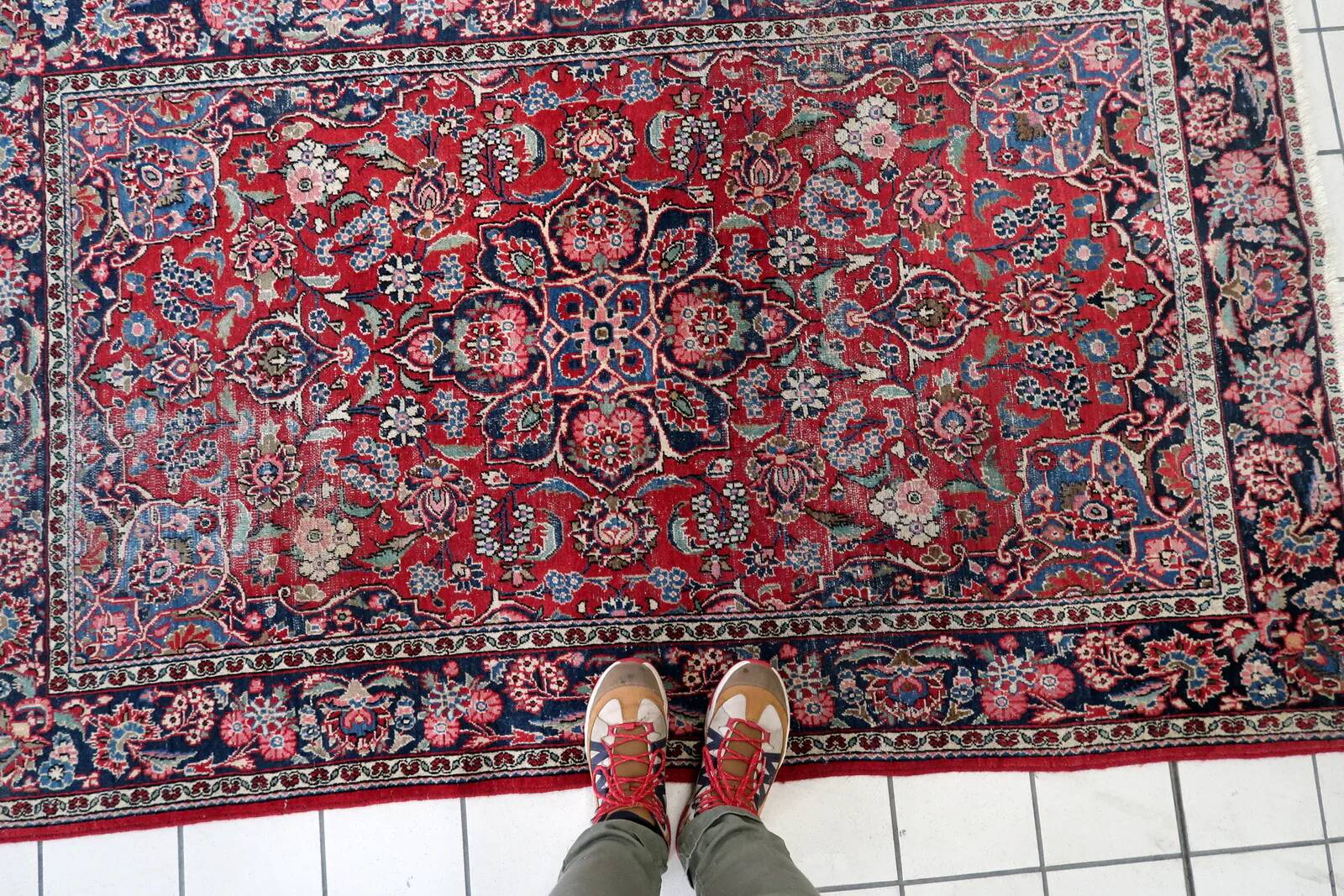 Handmade 1920s Persian Kashan rug 134 x 208 cm - deep ruby & indigo (1C1194)