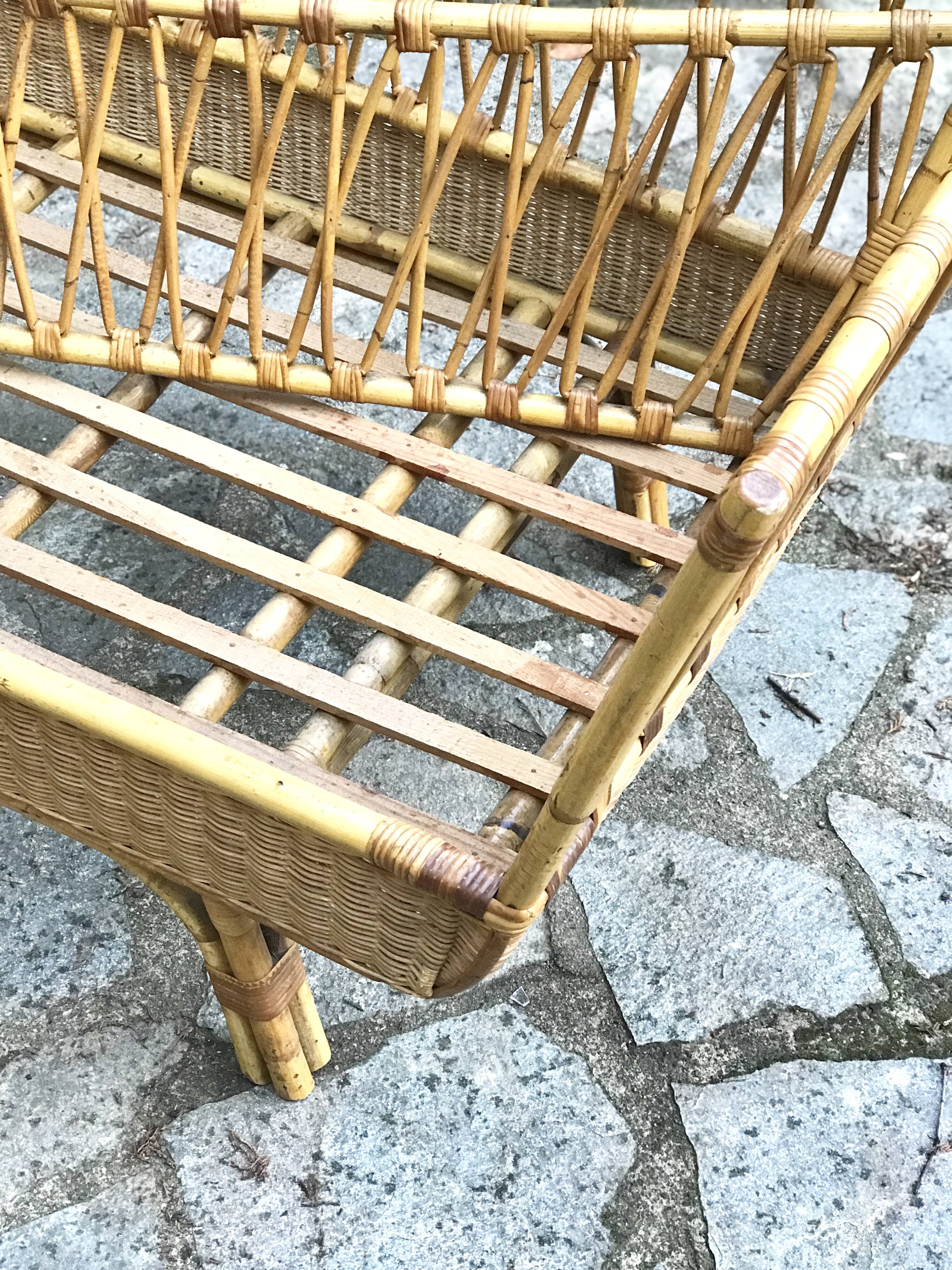 Evolutionary cradle rattan daybed