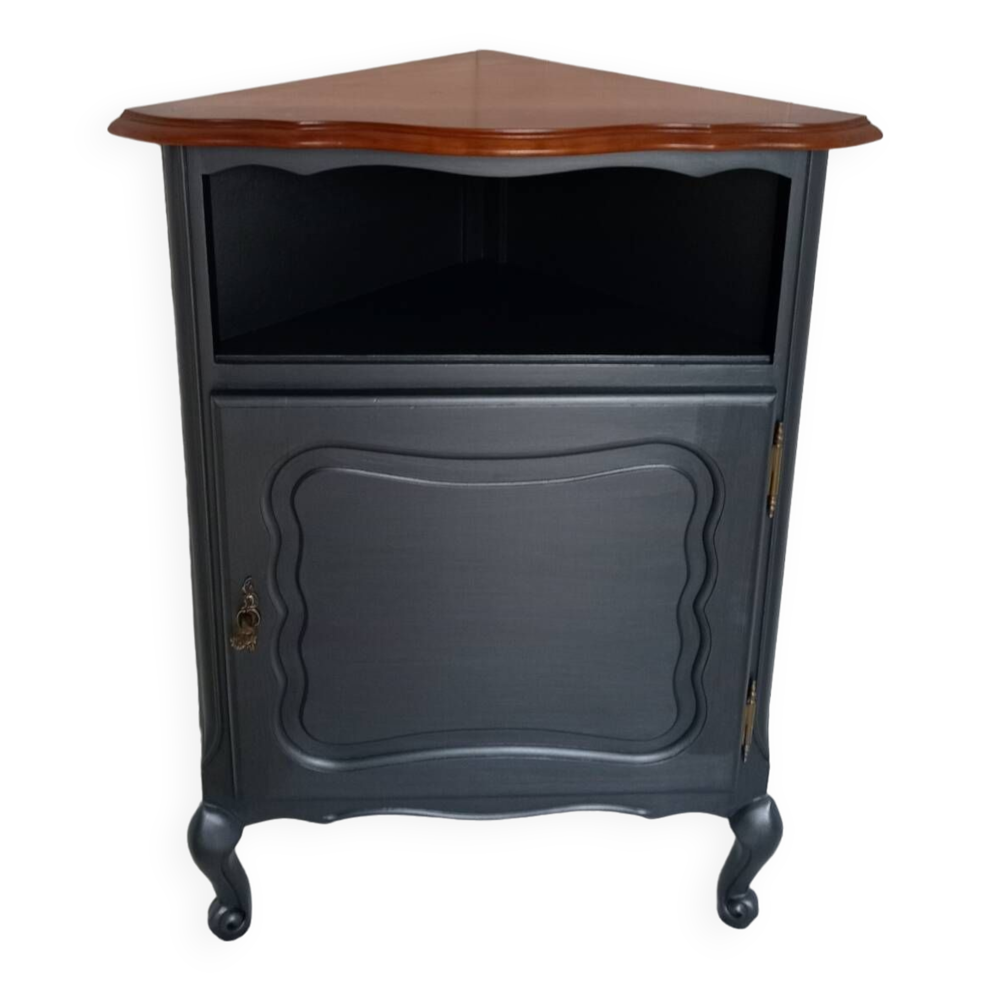 Corner cabinet