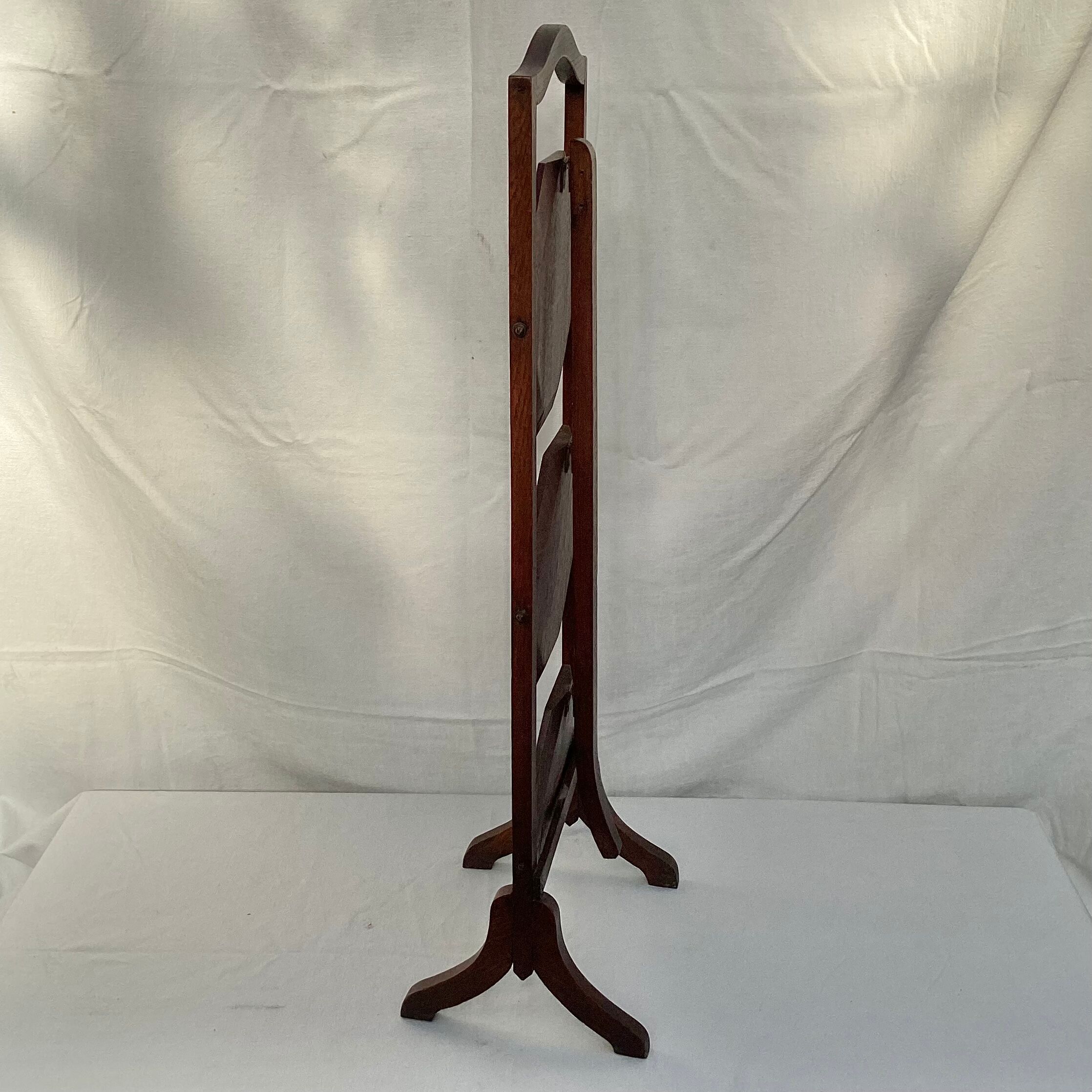 Vintage wooden shelf point table