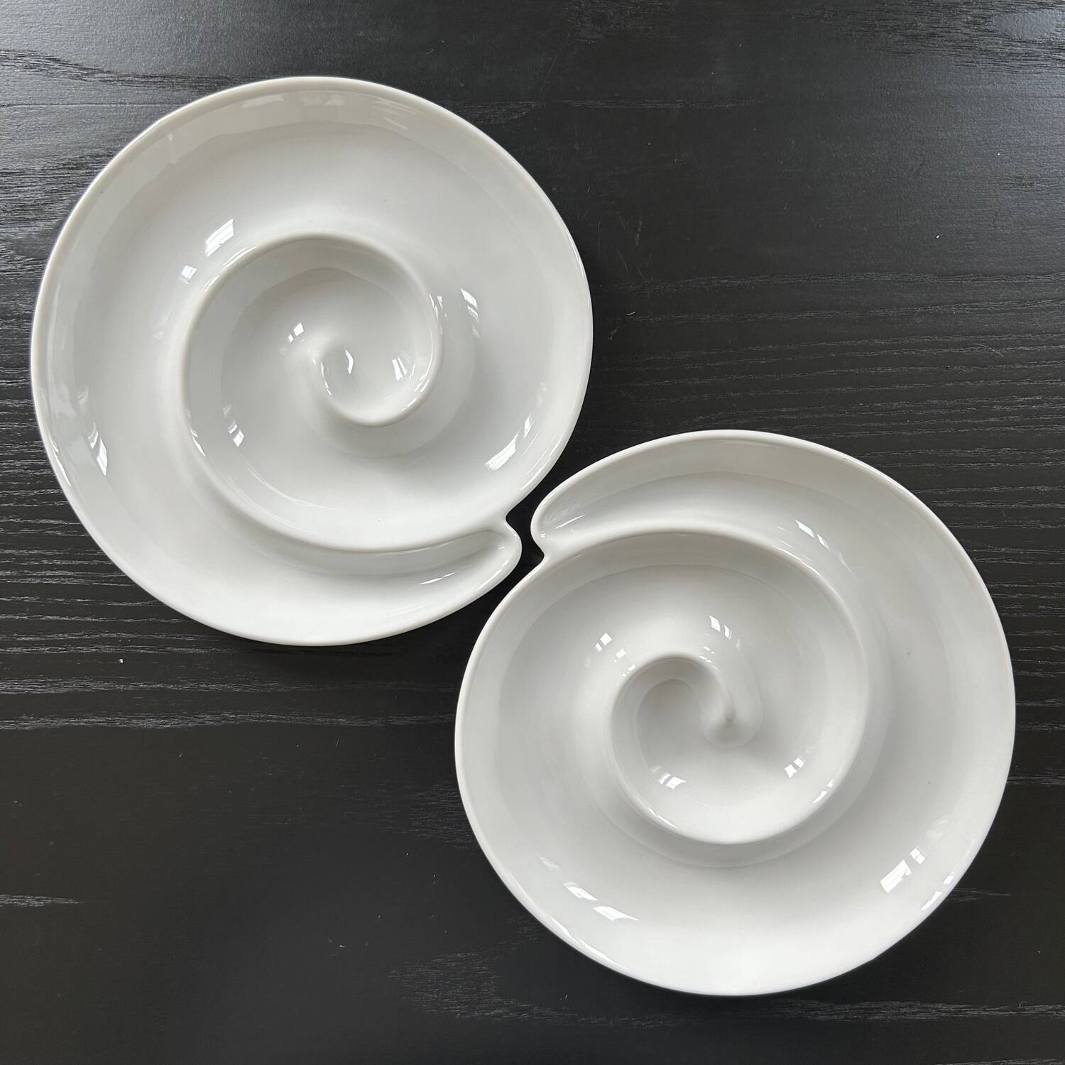 Duo of spiral dishes