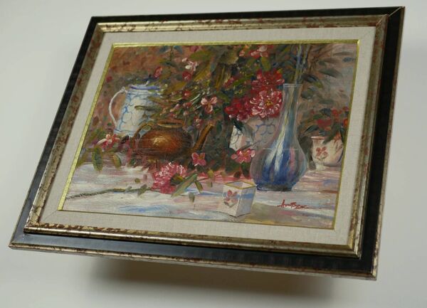 Nature morte aux fleurs roses et aux pots bleus.