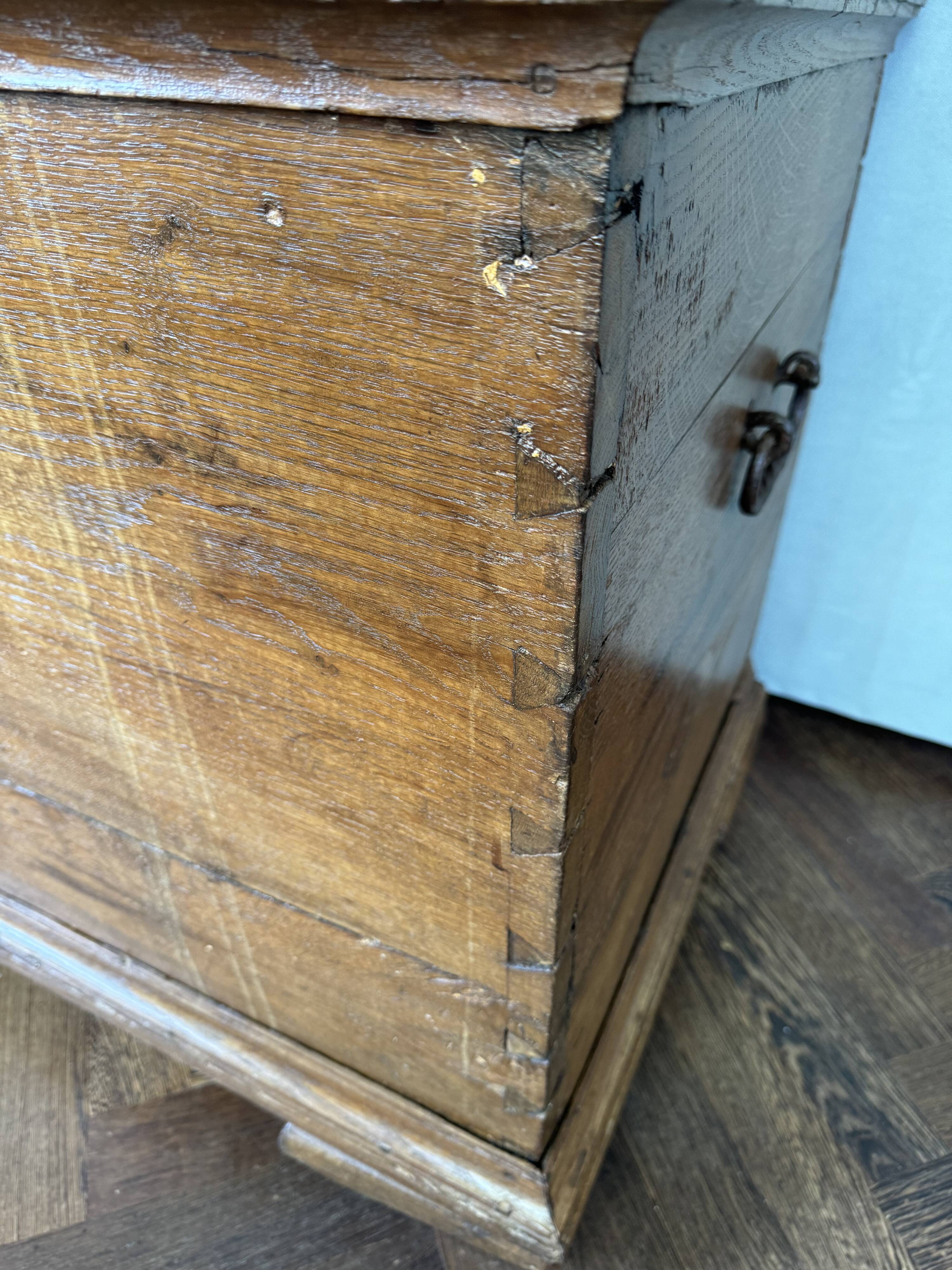 Grand coffre de rangement antique en chêne