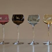 Série de 4 Verres à Vin en Cristal de Couleur  "Harlequin" Gravés Main 1960