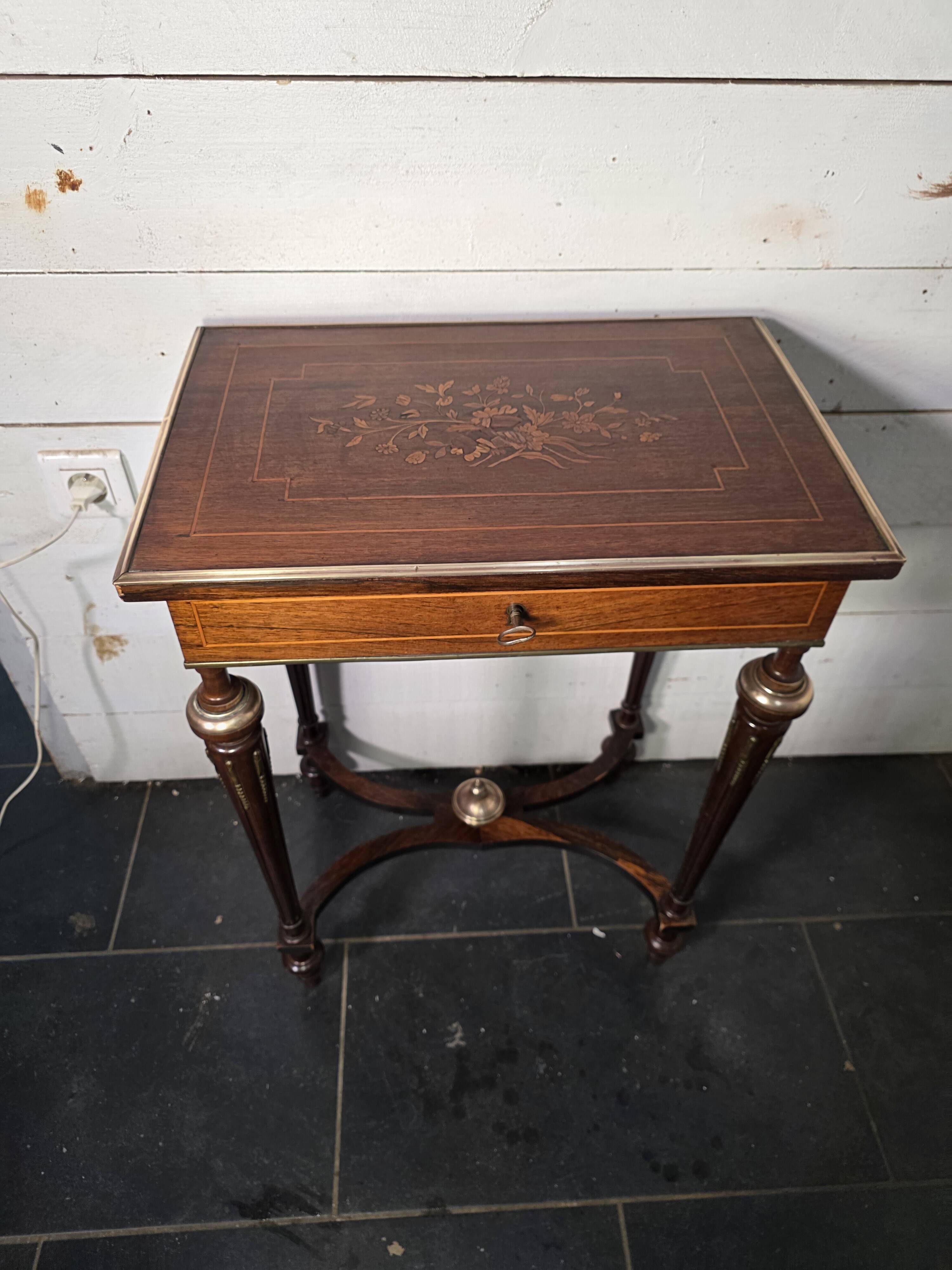 Napoleon III hairdresser in walnut and brass marquetry from the 19th century.