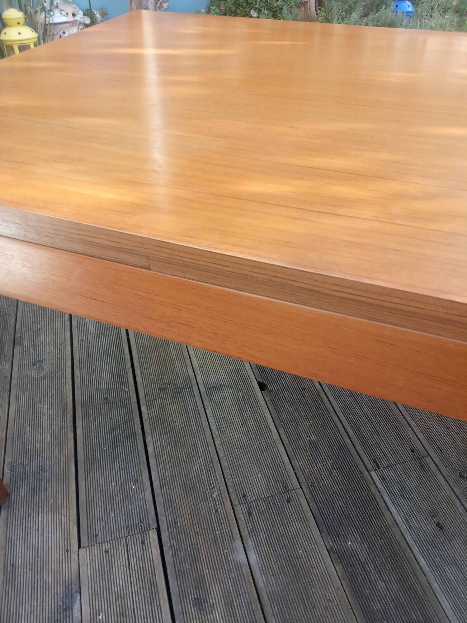 Table with two extension cords 50/60