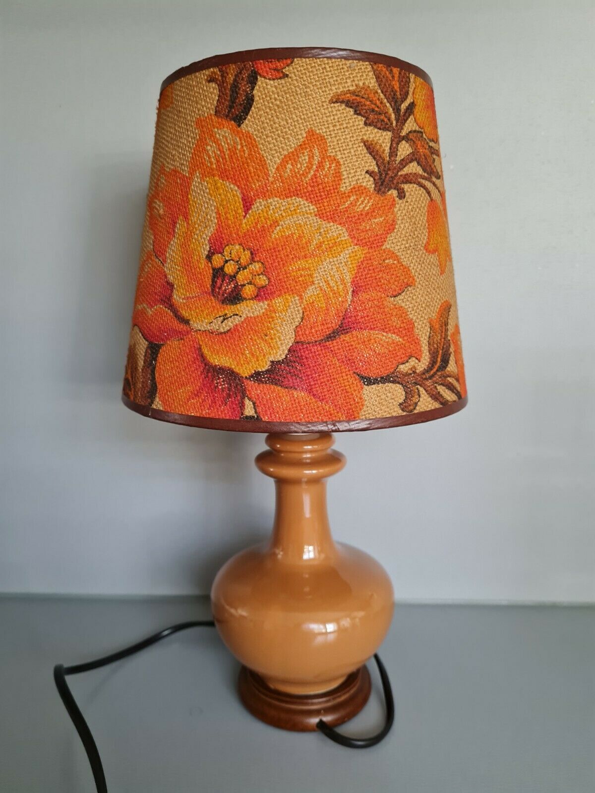 Lampe à poser vintage couleur caramel avec son abat-jour fleuri